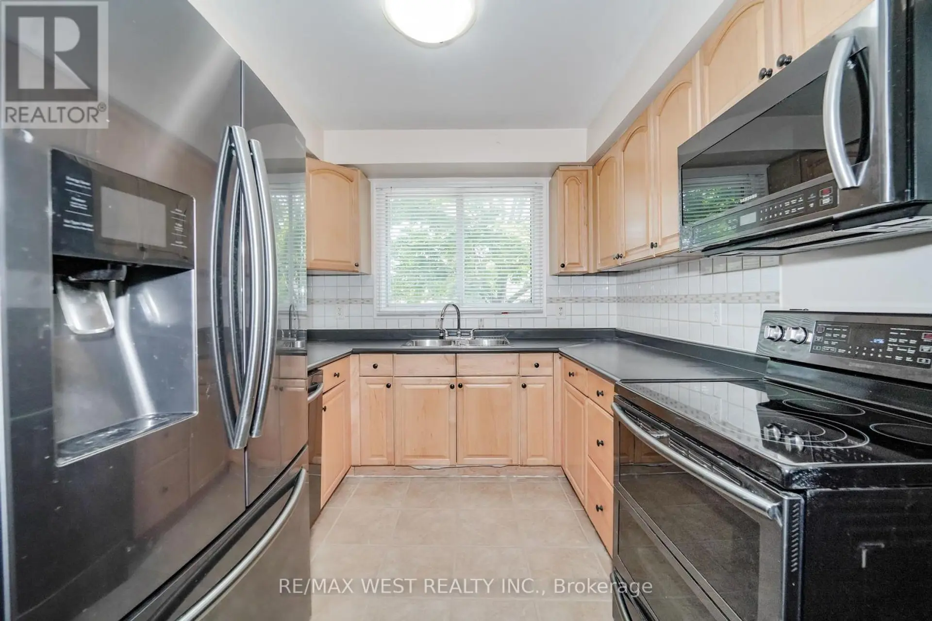 #105 960 GLEN STREET - Image 4