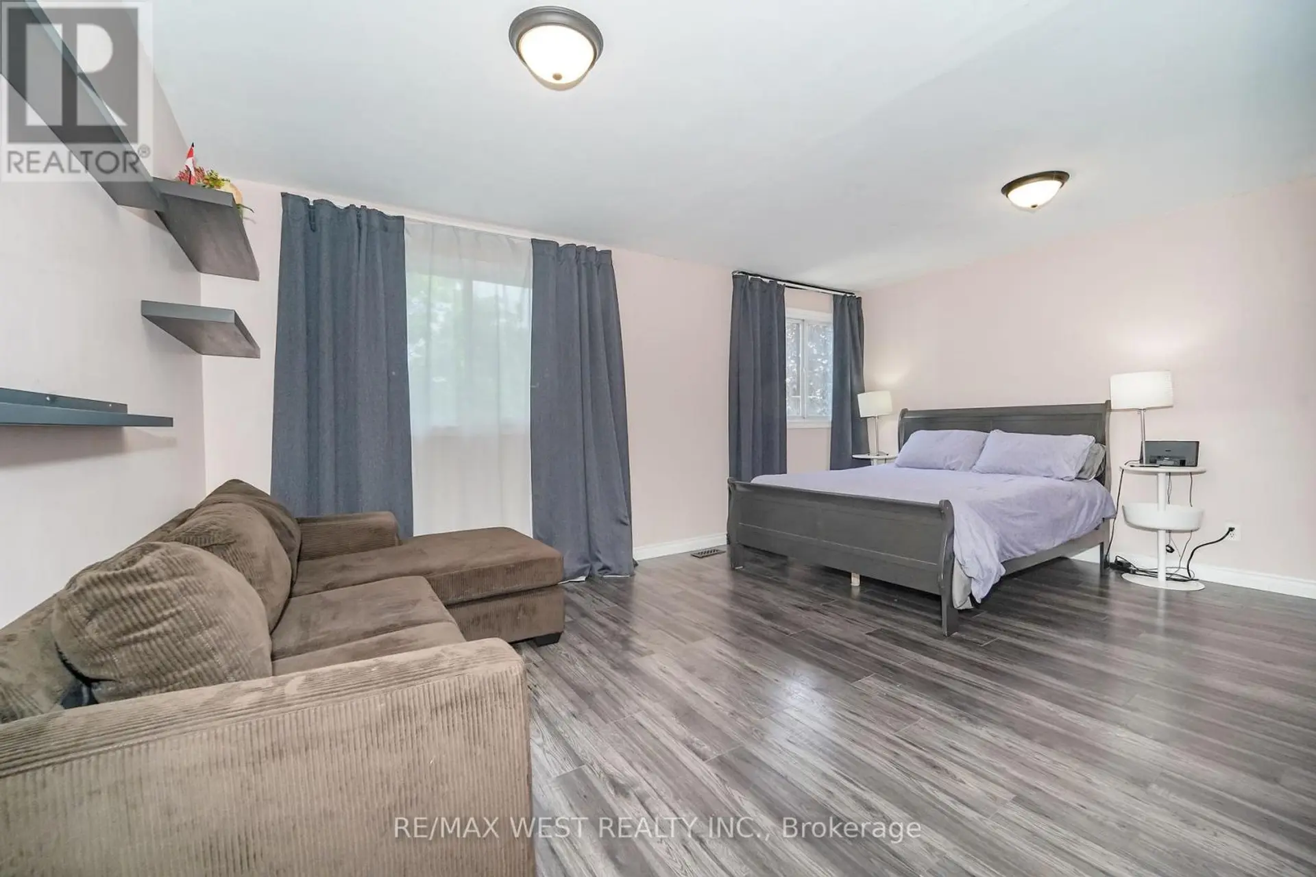 #105 960 GLEN STREET - Image 5