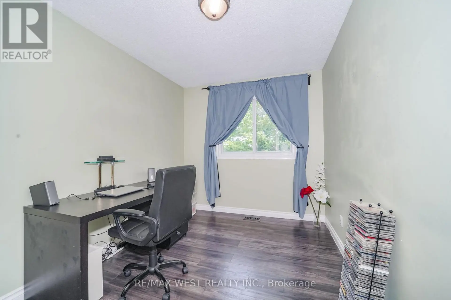 #105 960 GLEN STREET - Image 6