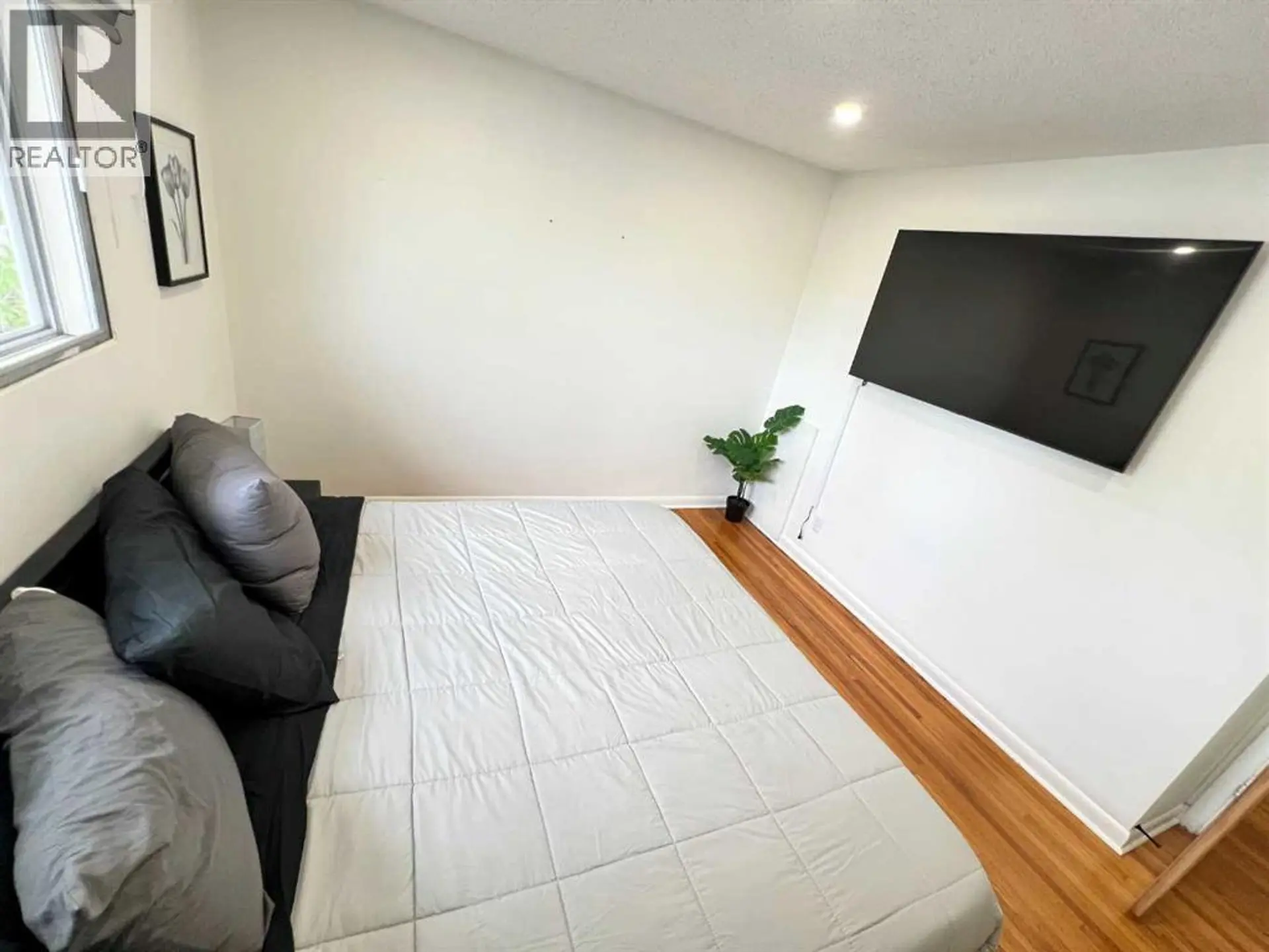 560 Northmount Drive NW - Image 8