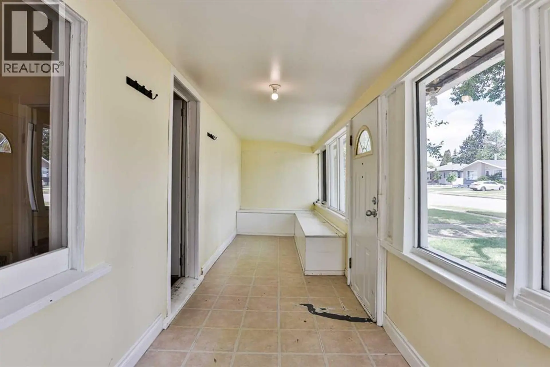 318 16 Street N - Image 2