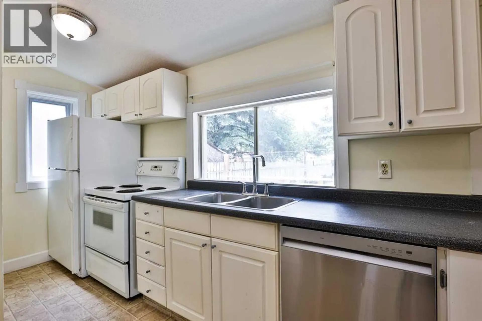 318 16 Street N - Image 9