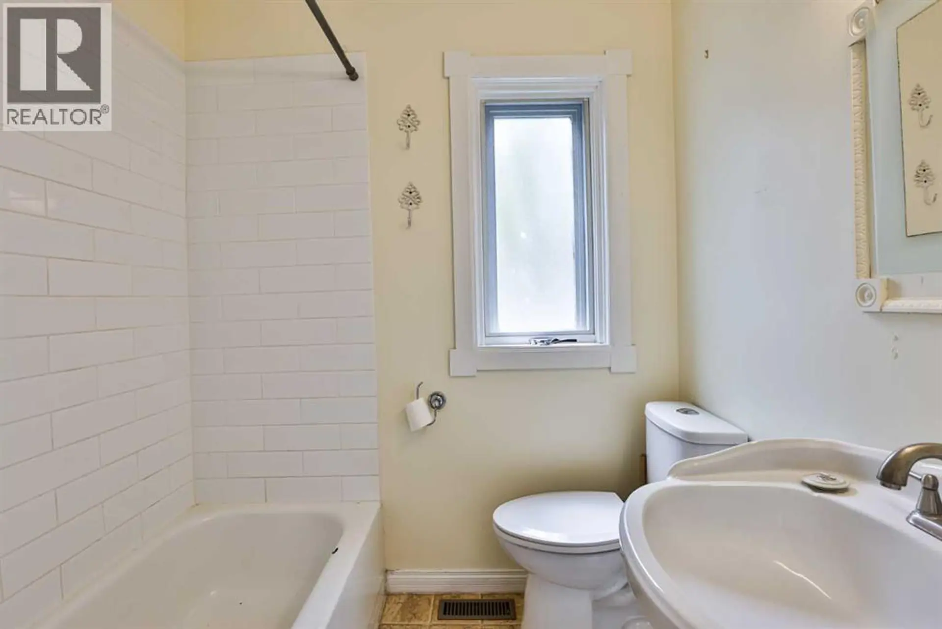 318 16 Street N - Image 10