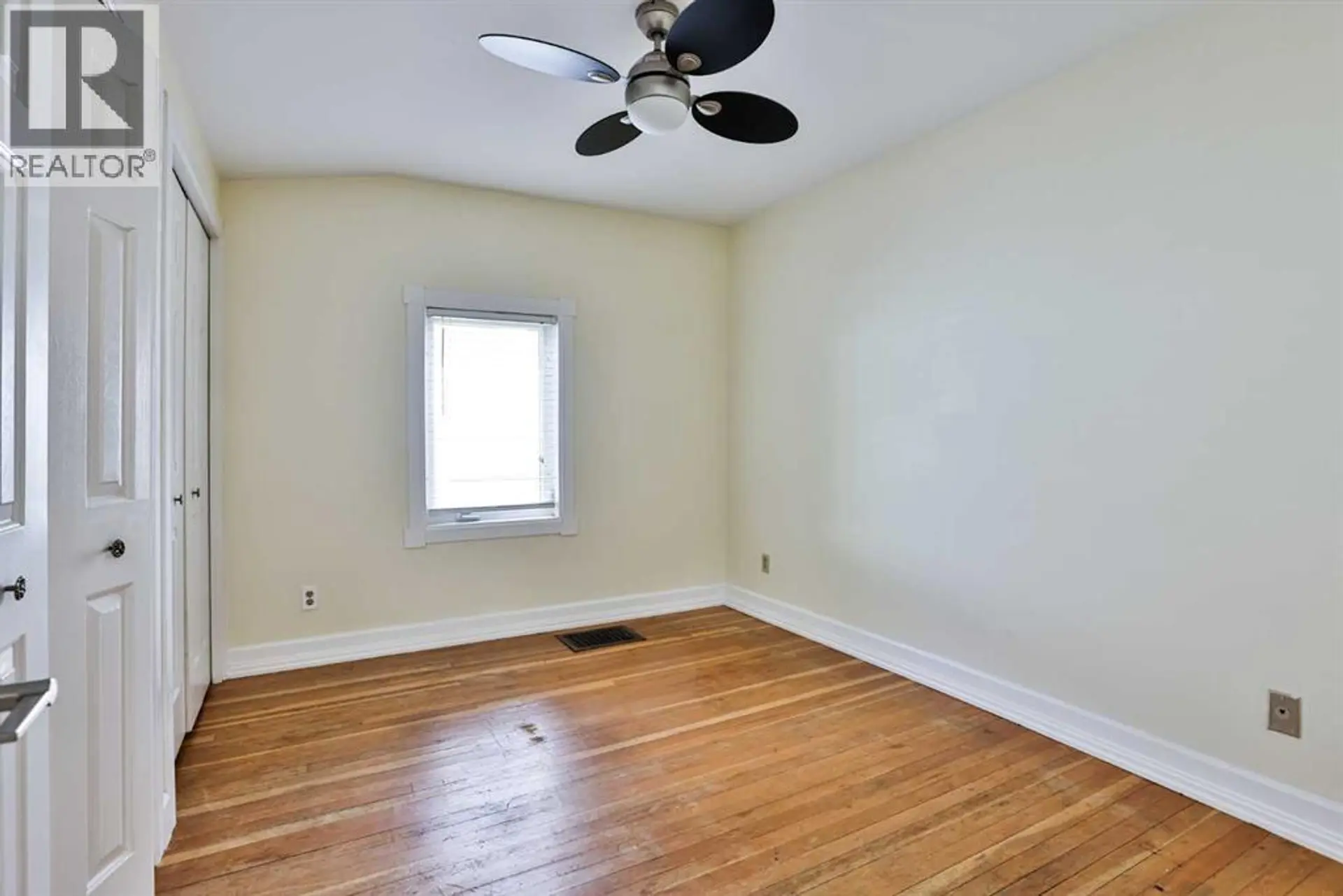 318 16 Street N - Image 11
