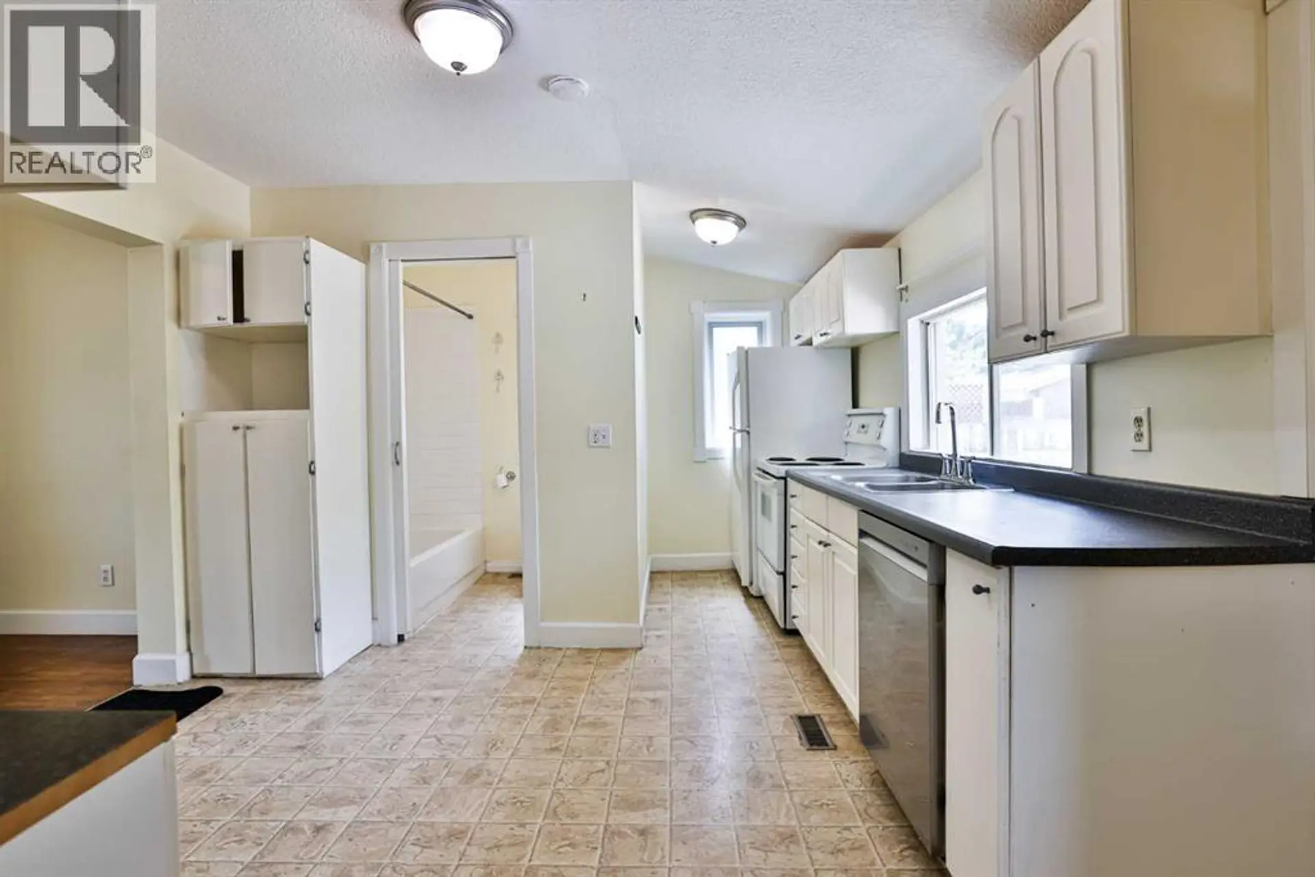 318 16 Street N - Image 8