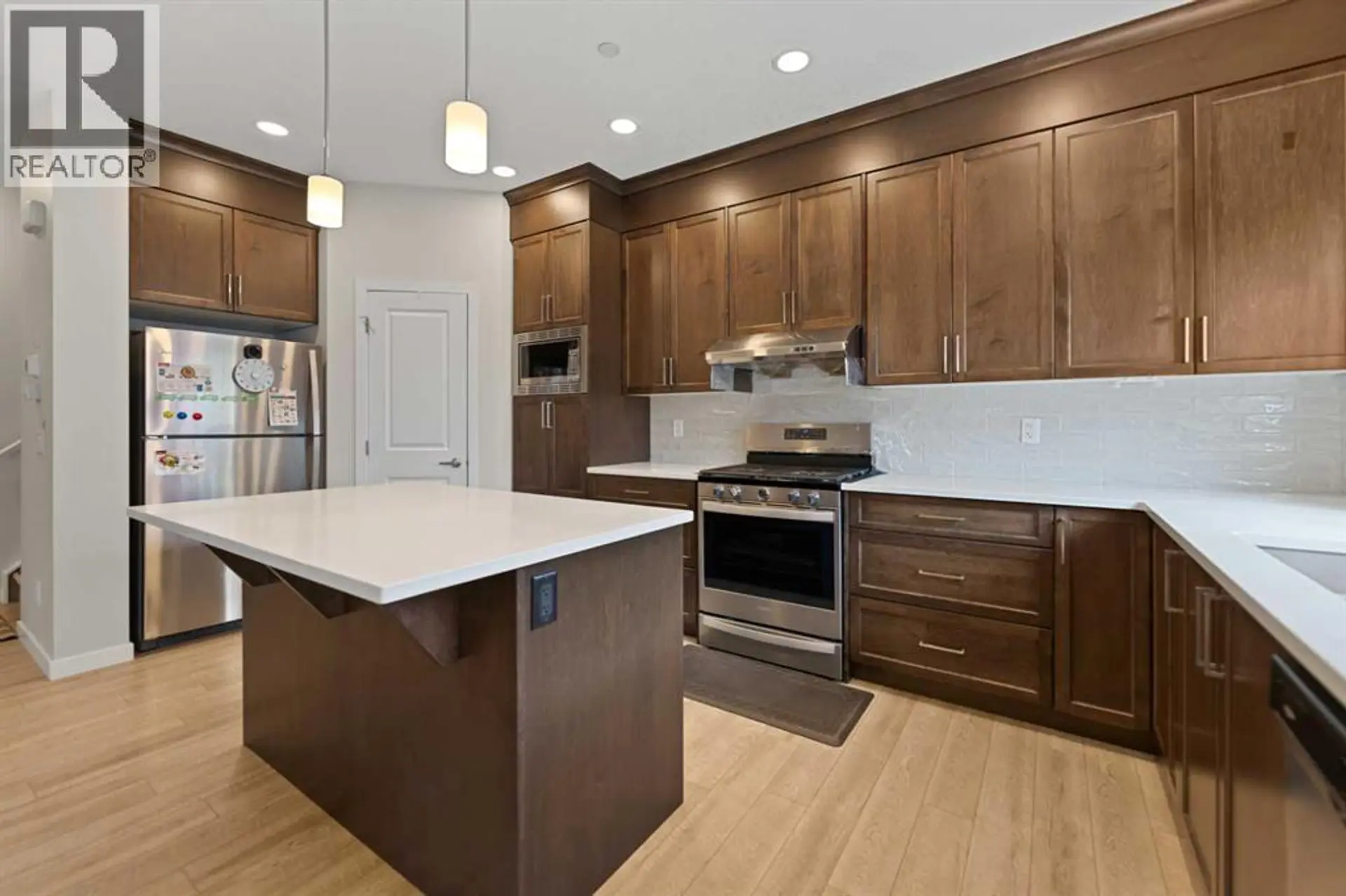 249 Lucas Crescent NW - Image 4