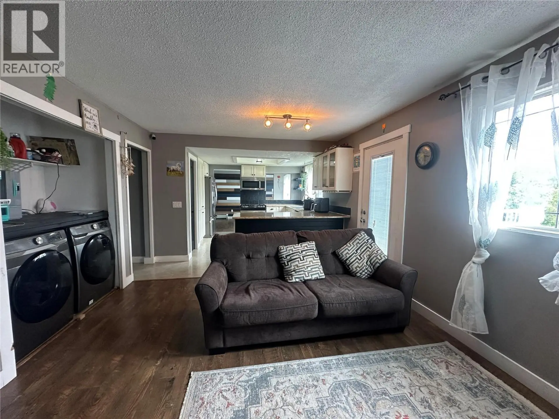 10692 Cottonwood Crescent - Image 7