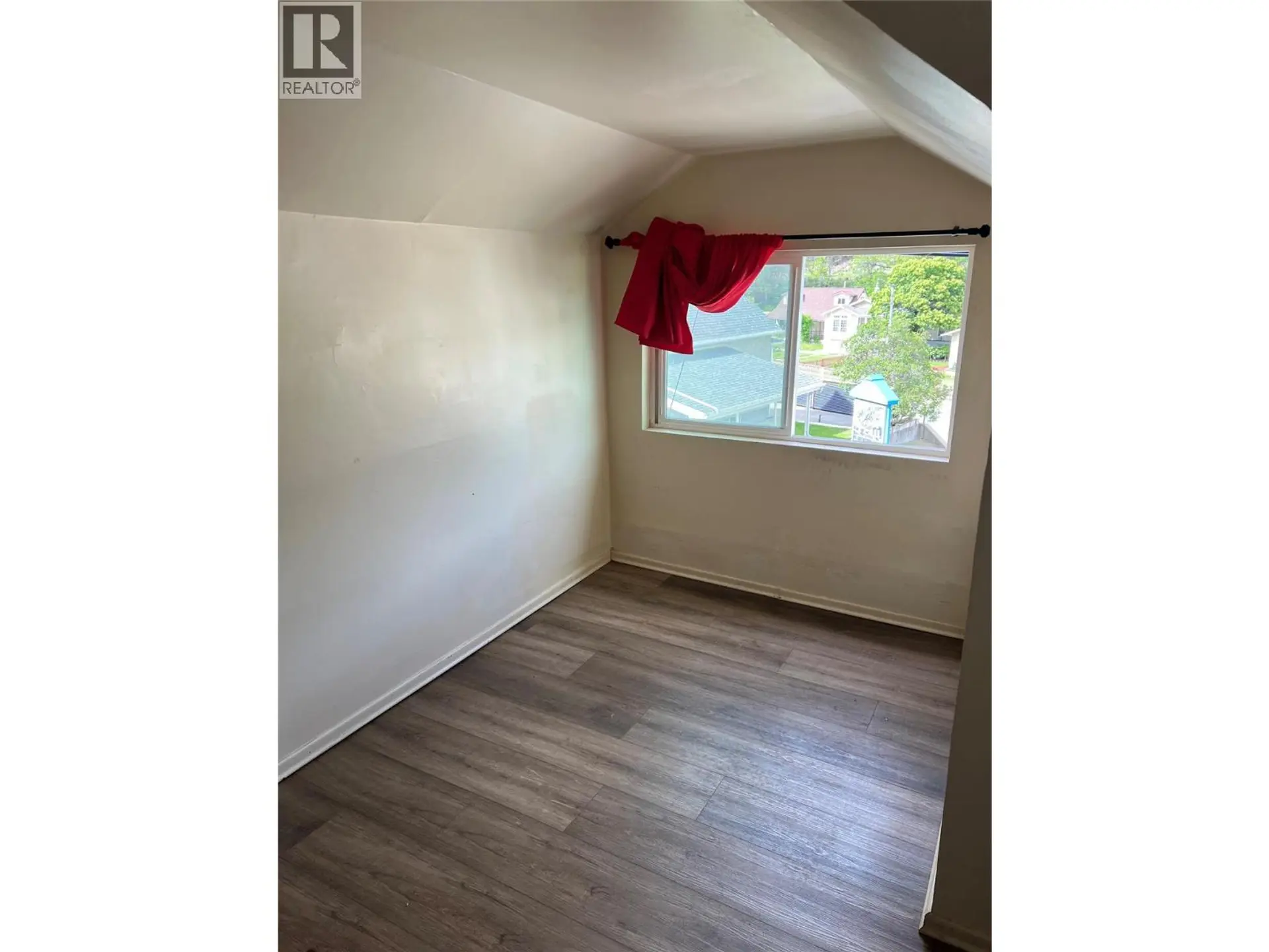 264 Old Rossland Avenue - Image 12