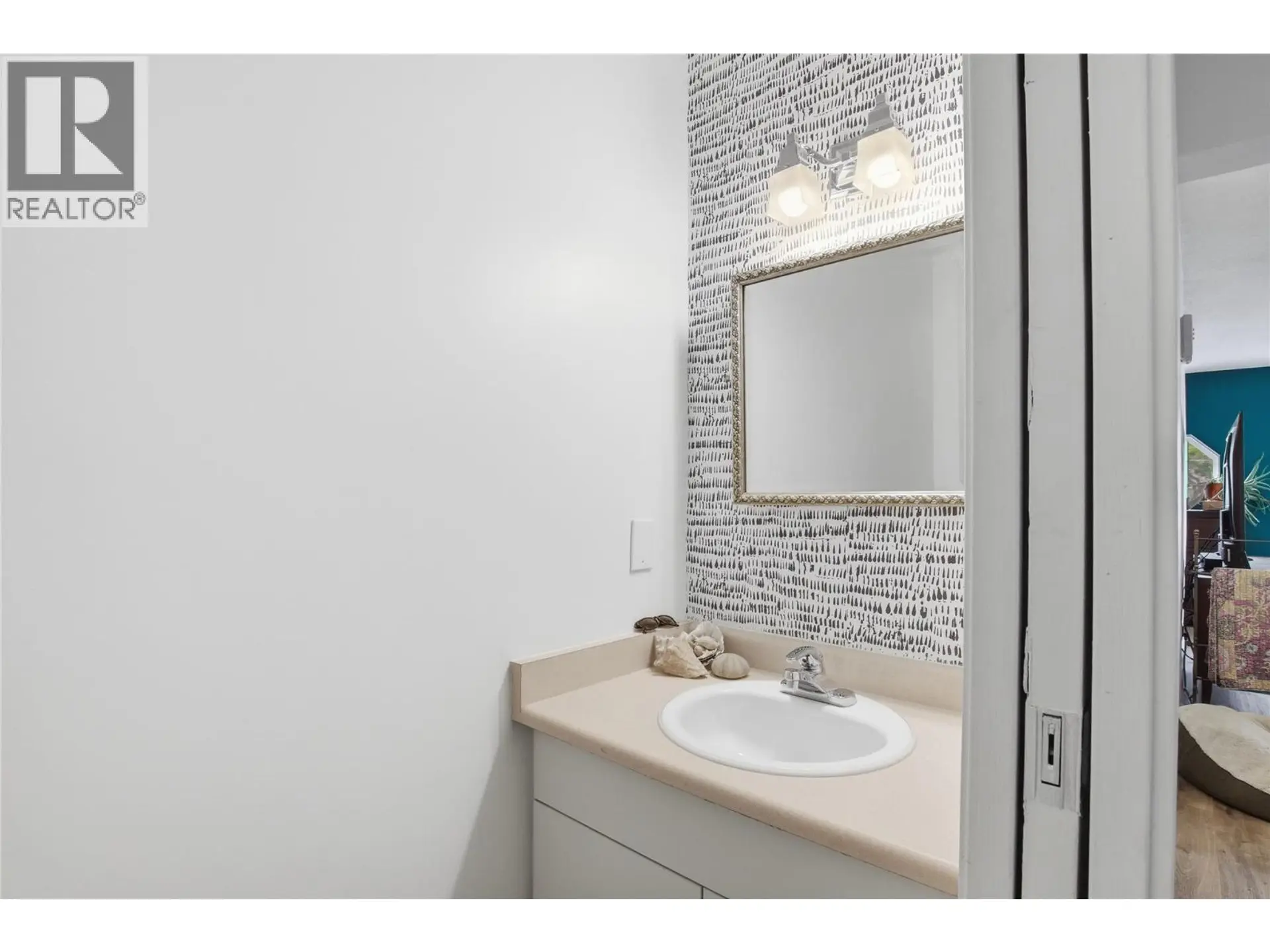 #52 2020 Robson Place - Image 8