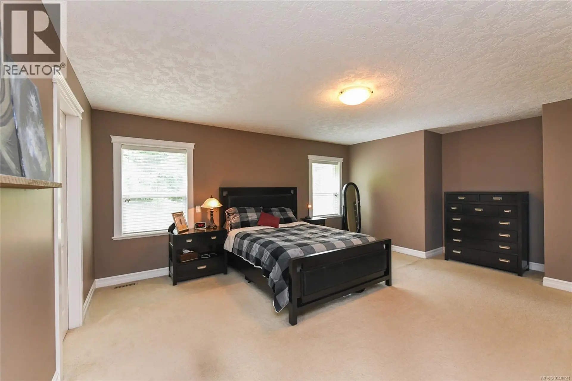 2452 Avro Arrow Dr - Image 12