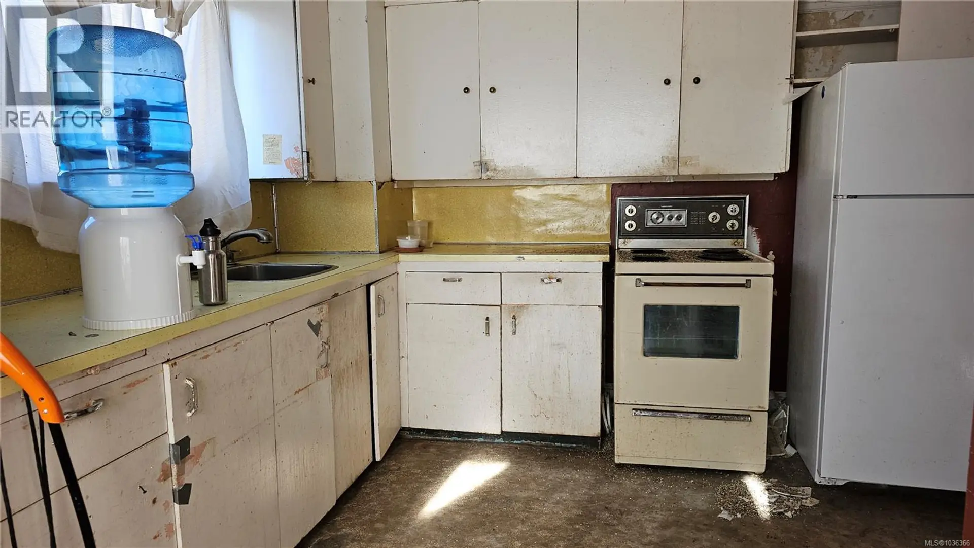 832 Lampson St - Image 15
