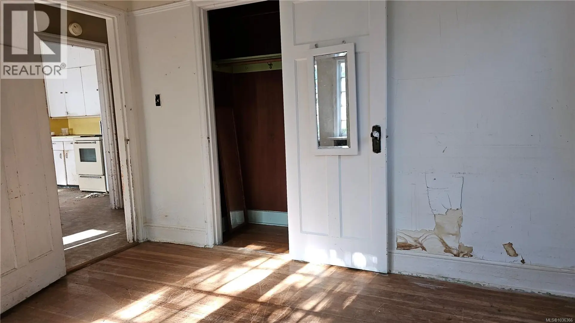 832 Lampson St - Image 13