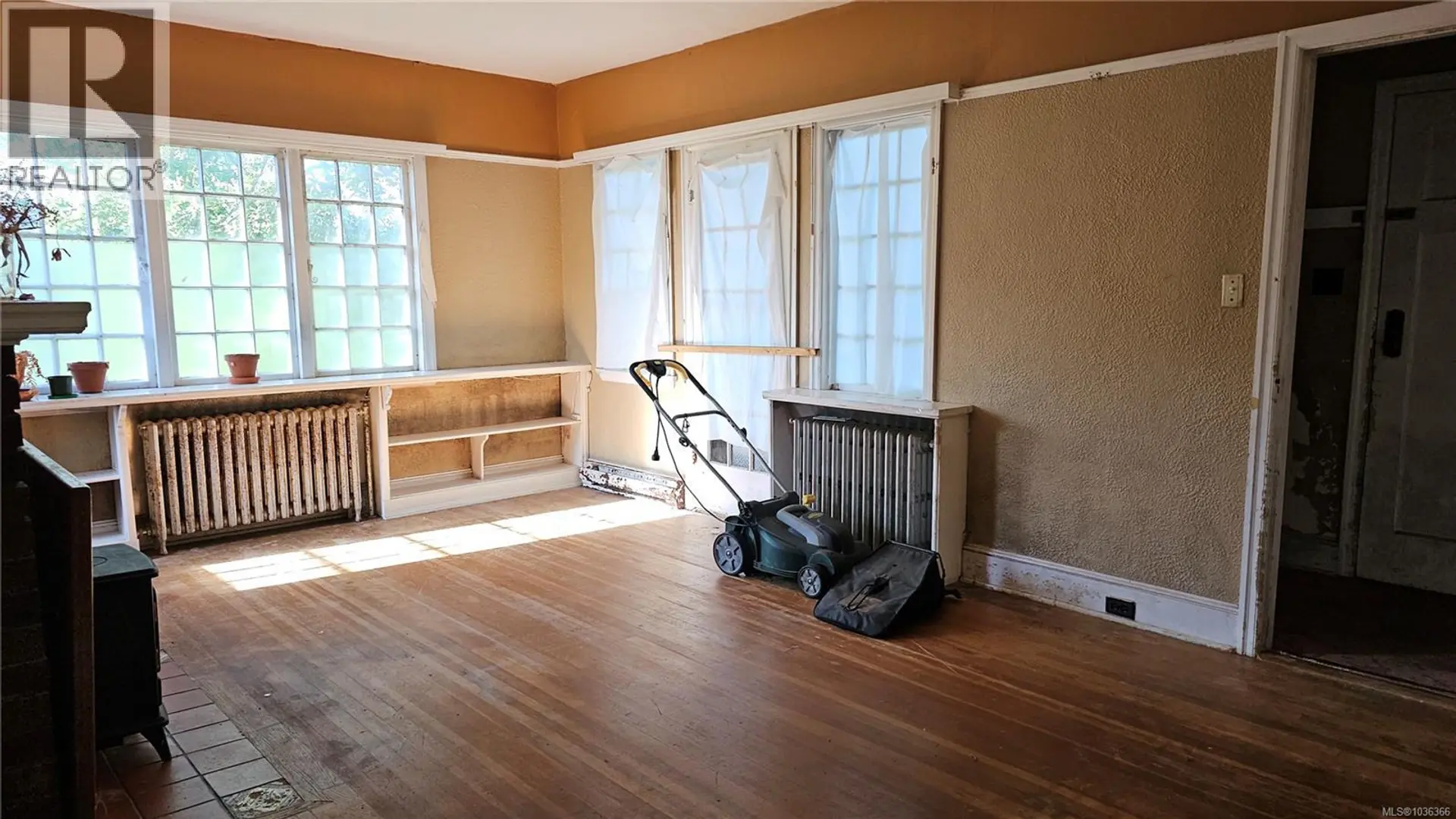 832 Lampson St - Image 17