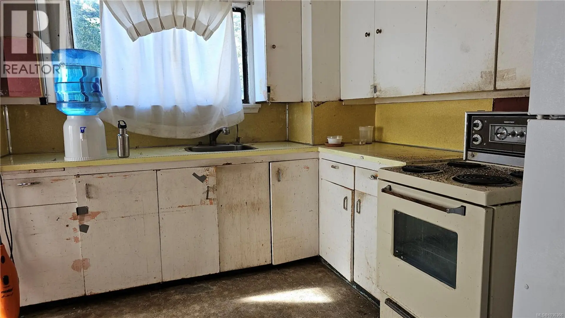 832 Lampson St - Image 14