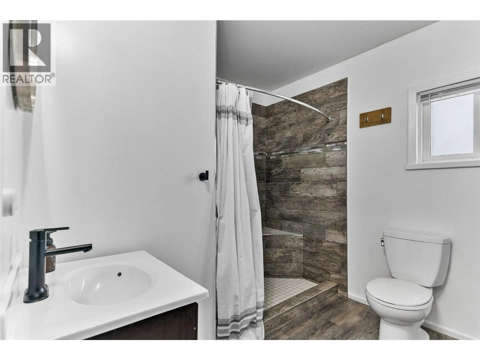 805 Victoria Road - Image 11