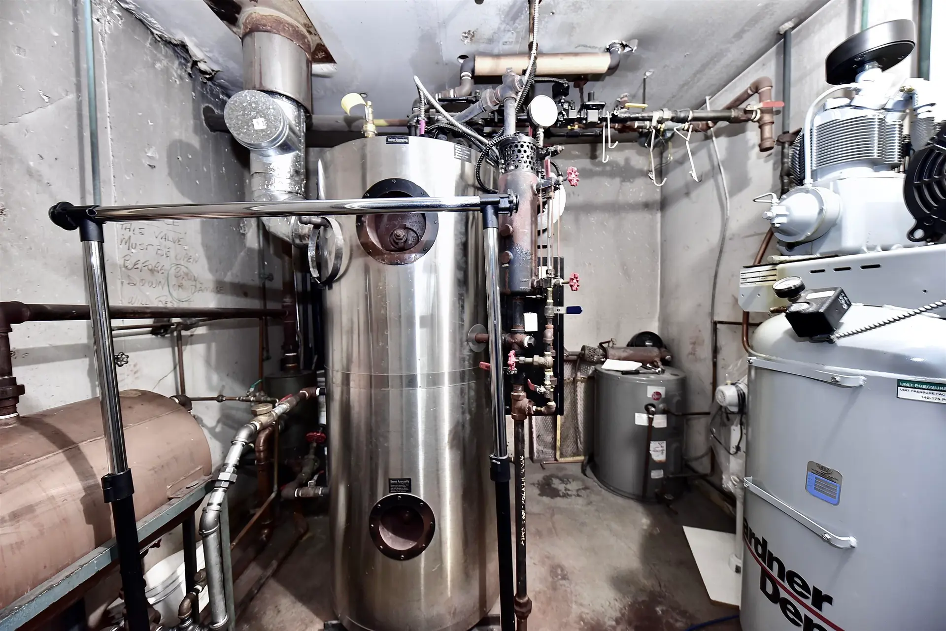 Property at 214 W ESPLANADE AVENUE, North Vancouver, BC