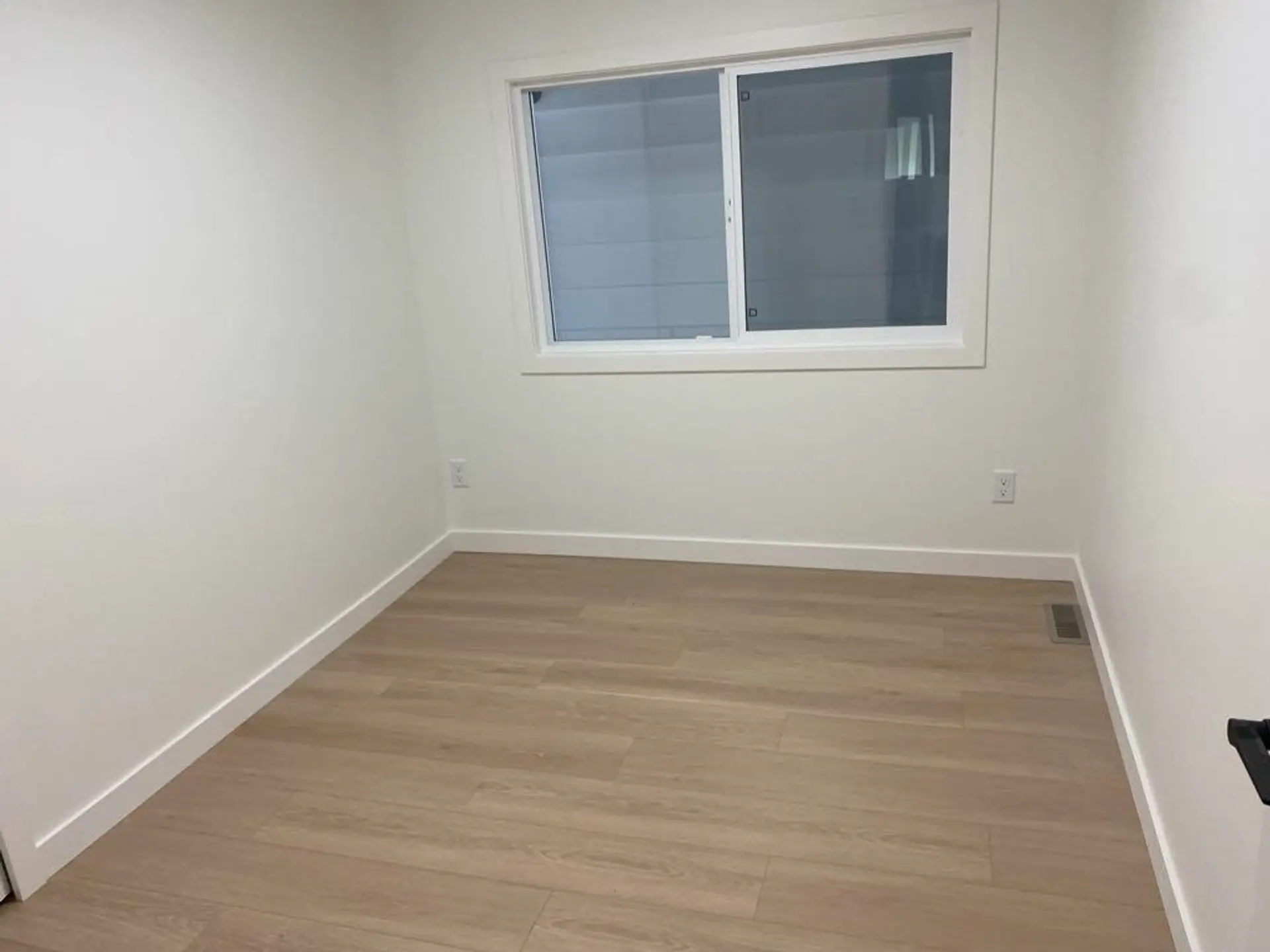 #81 8220 King George Boulevard - Image 8