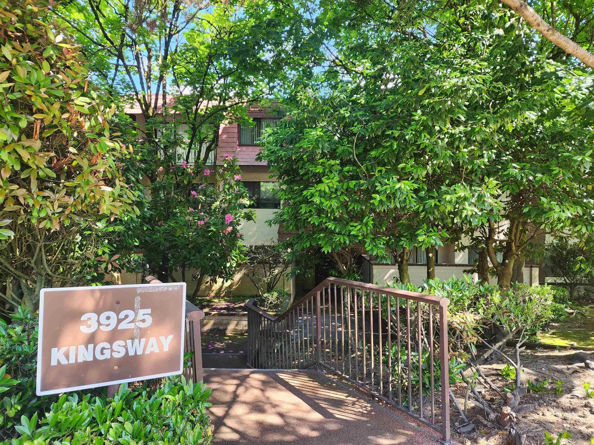 #209 3925 Kingsway Street