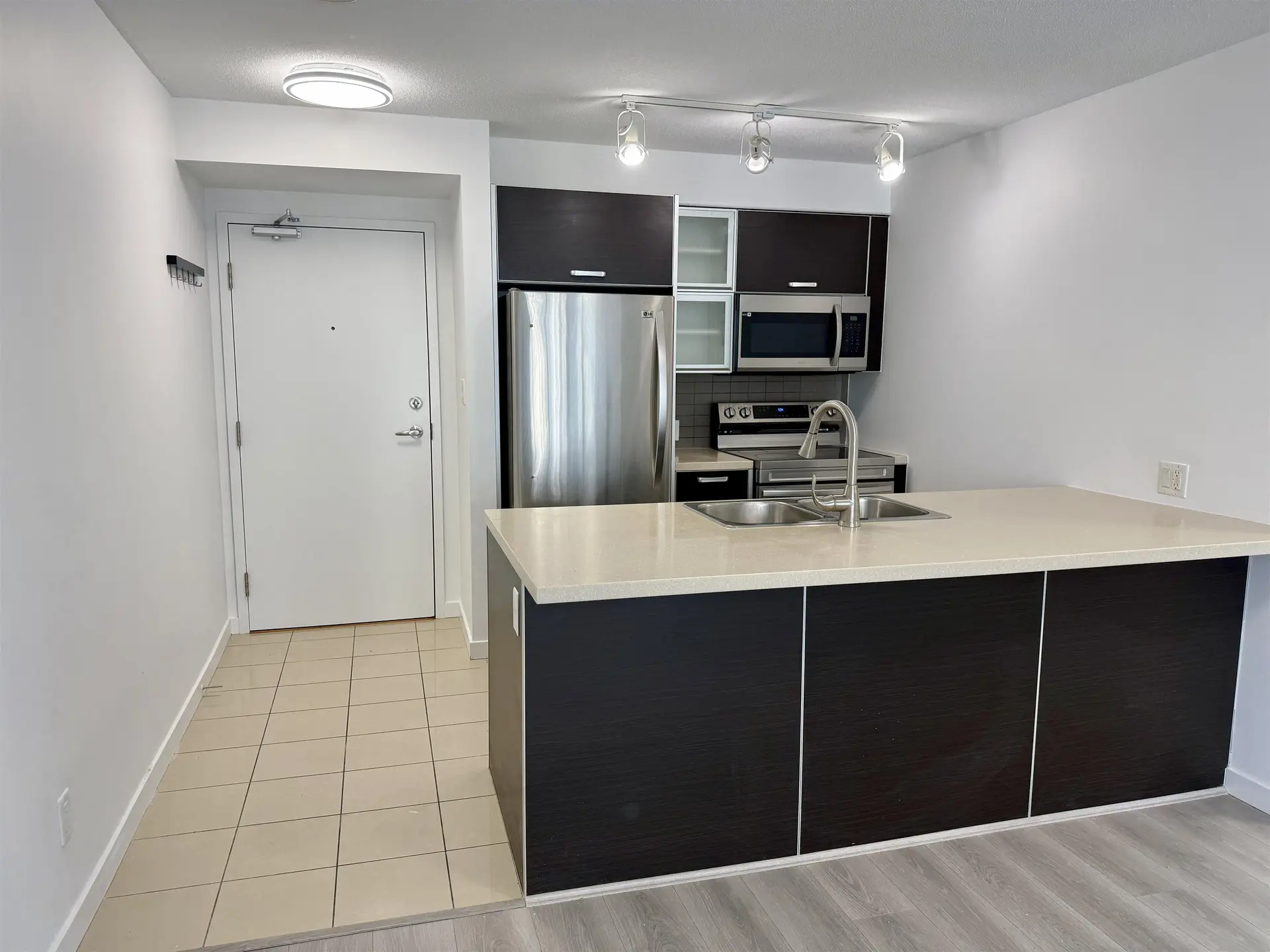 #1602 9981 Whalley Boulevard - Image 4