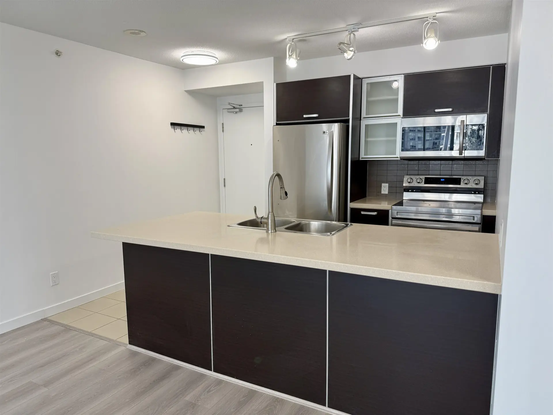 #1602 9981 Whalley Boulevard - Image 8