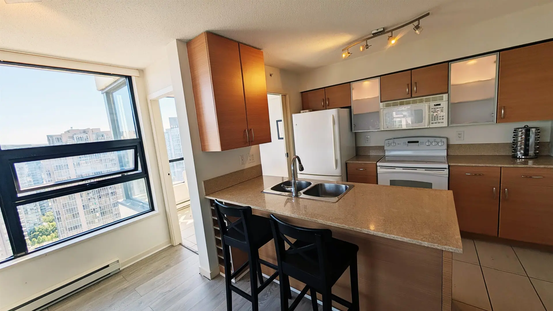 #2705 977 Mainland Street - Image 5
