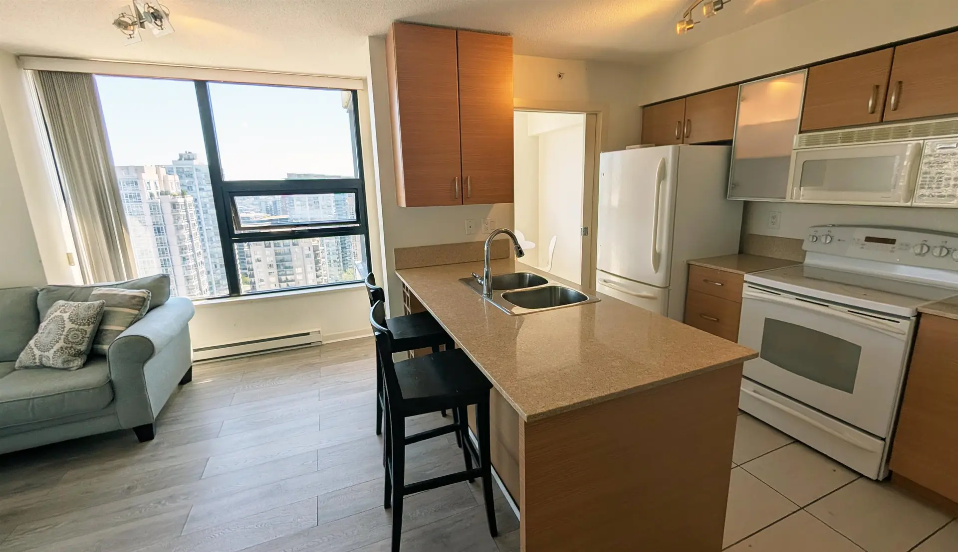 #2705 977 Mainland Street - Image 4