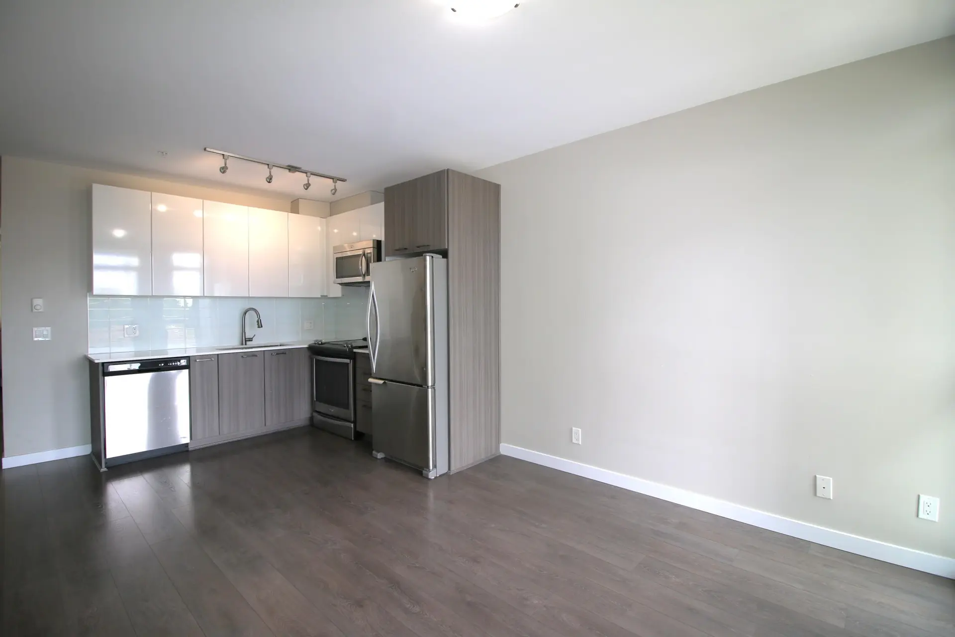 #306 6555 Victoria Drive - Image 3