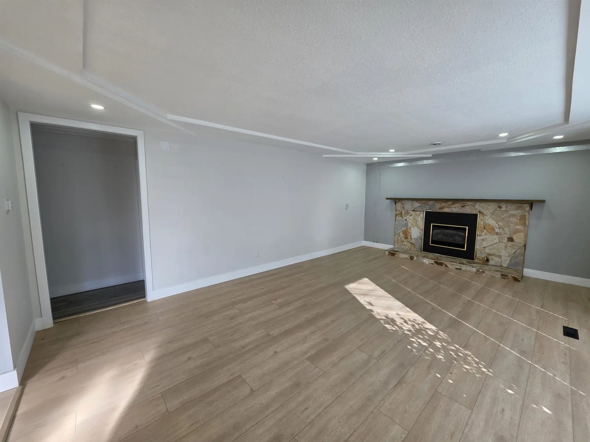 10381 Main Street - Image 6