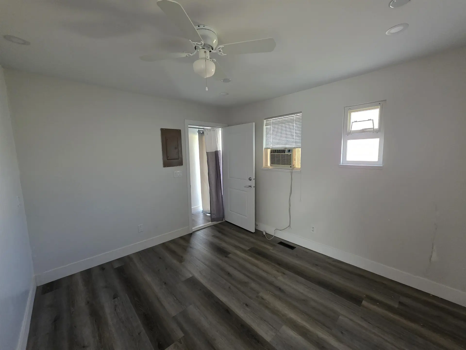 10381 Main Street - Image 14