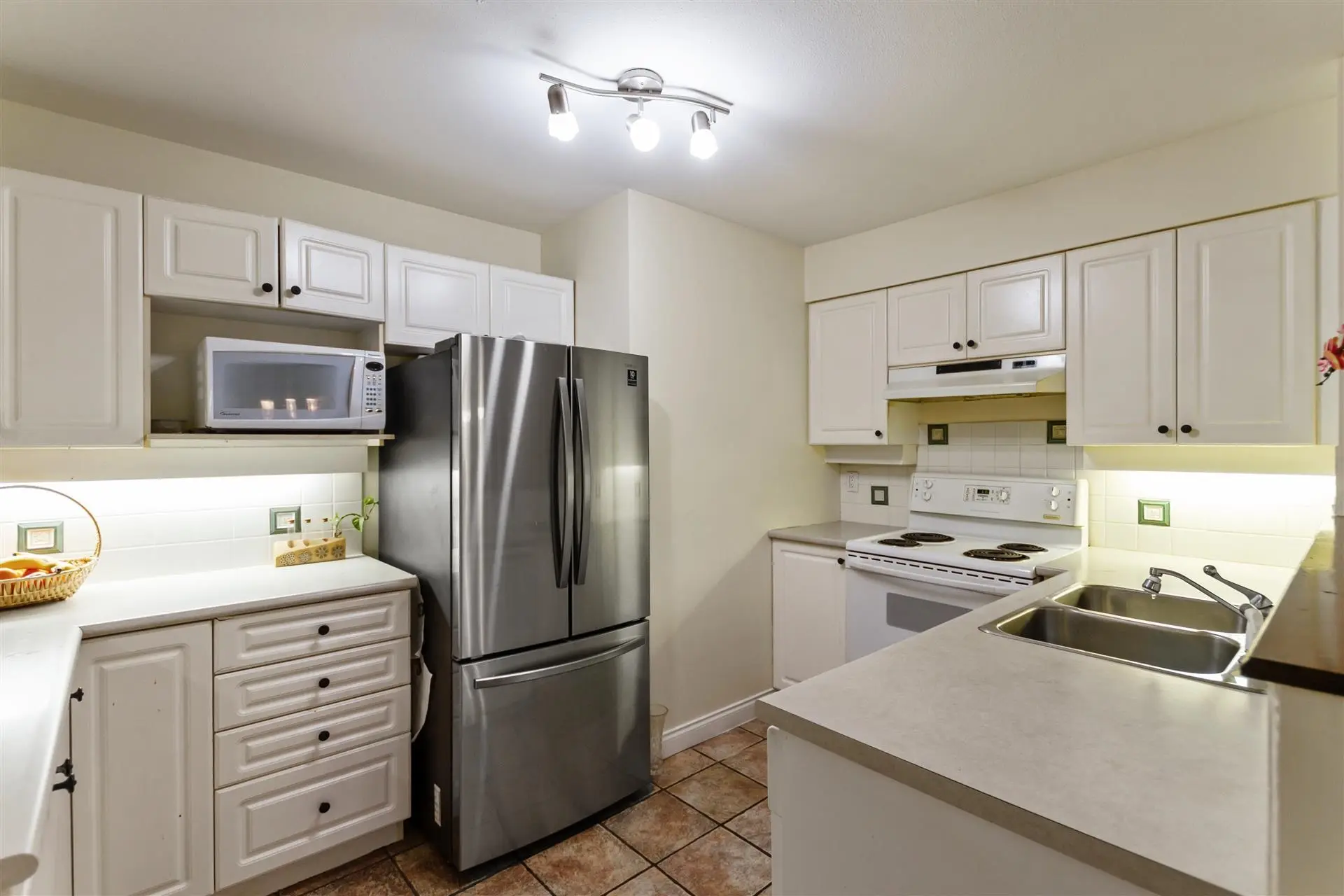 #35 1561 Booth Avenue - Image 5
