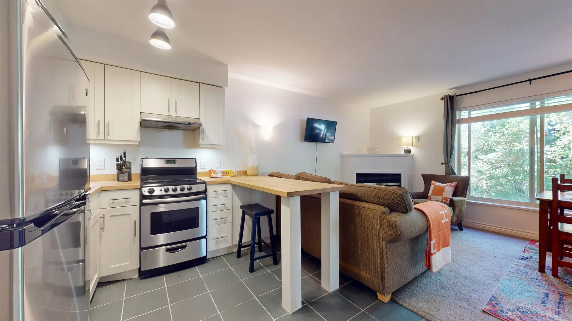 #101 3070 Hillcrest Drive - Image 1