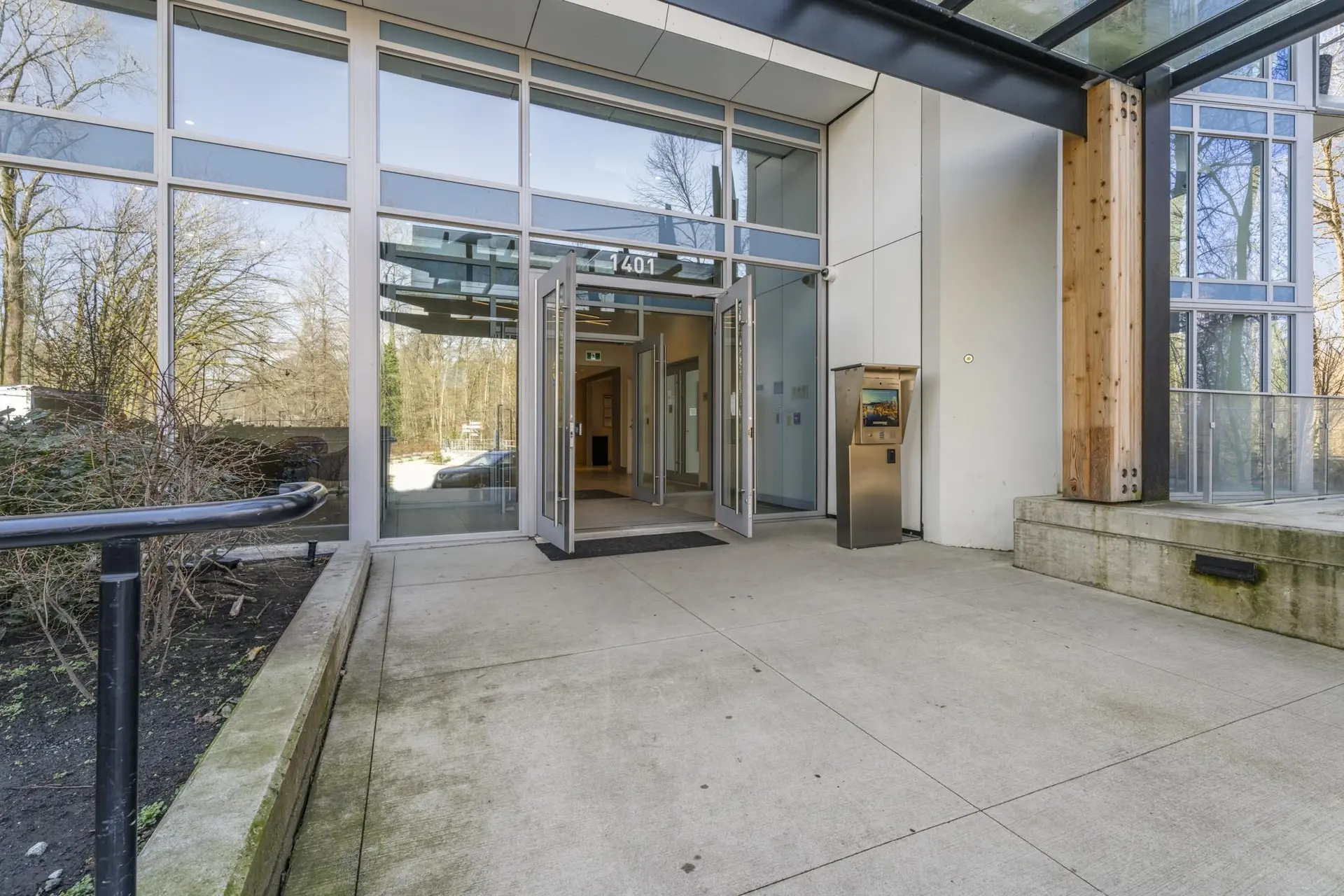 #1004 1401 Hunter Street - Image 17