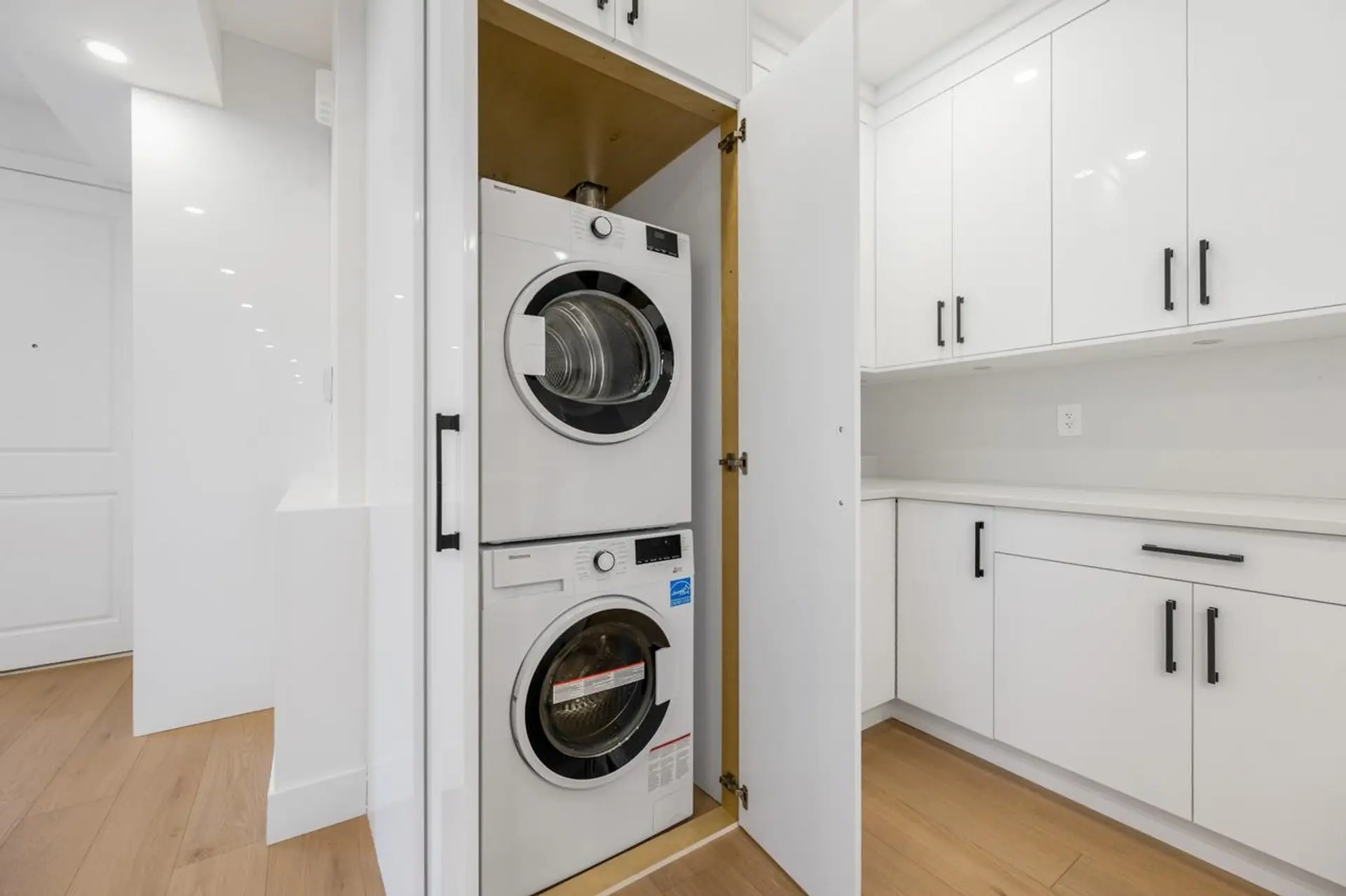 #2 3096 Vanness Avenue - Image 17