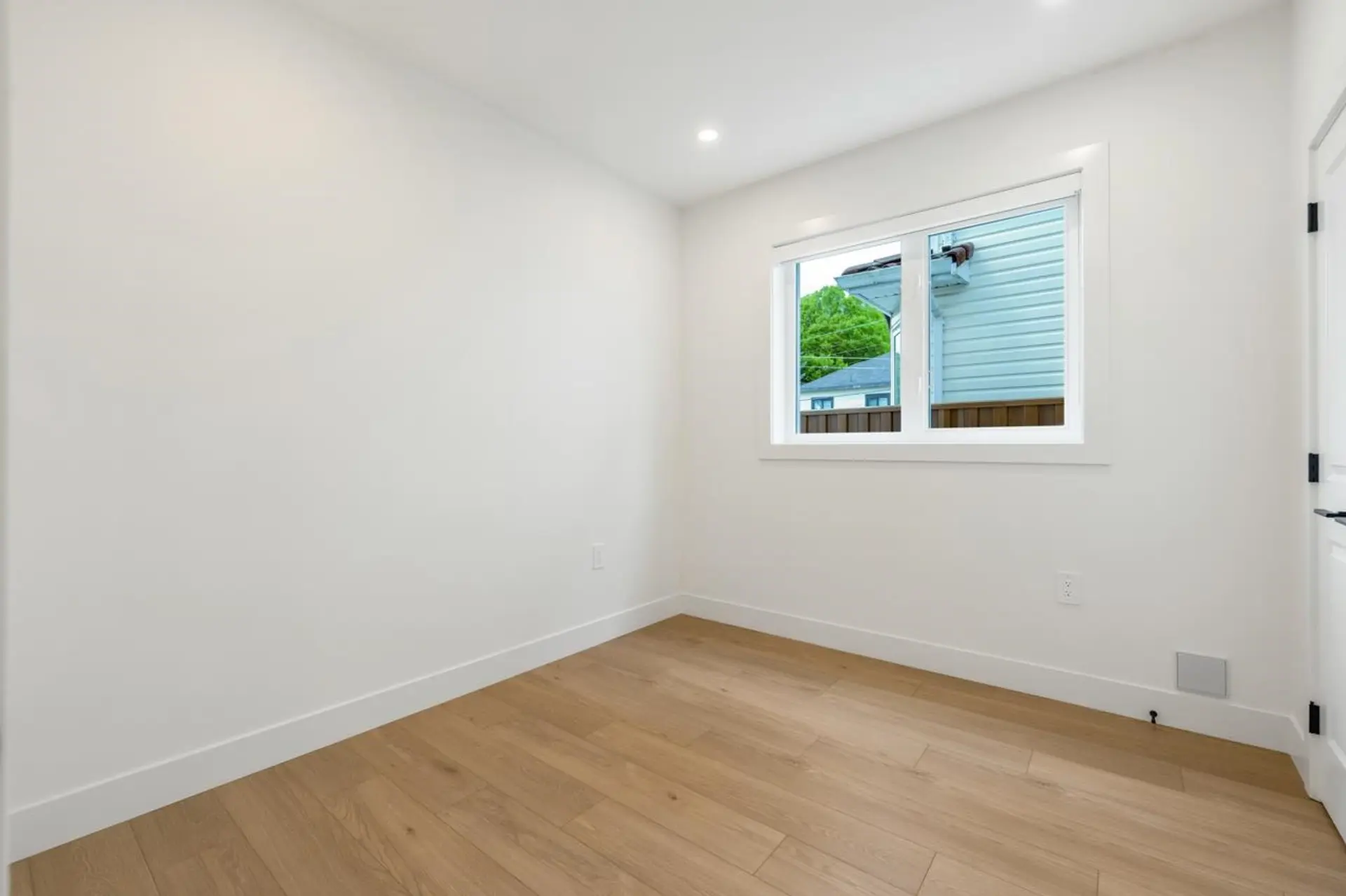 #2 3096 Vanness Avenue - Image 14