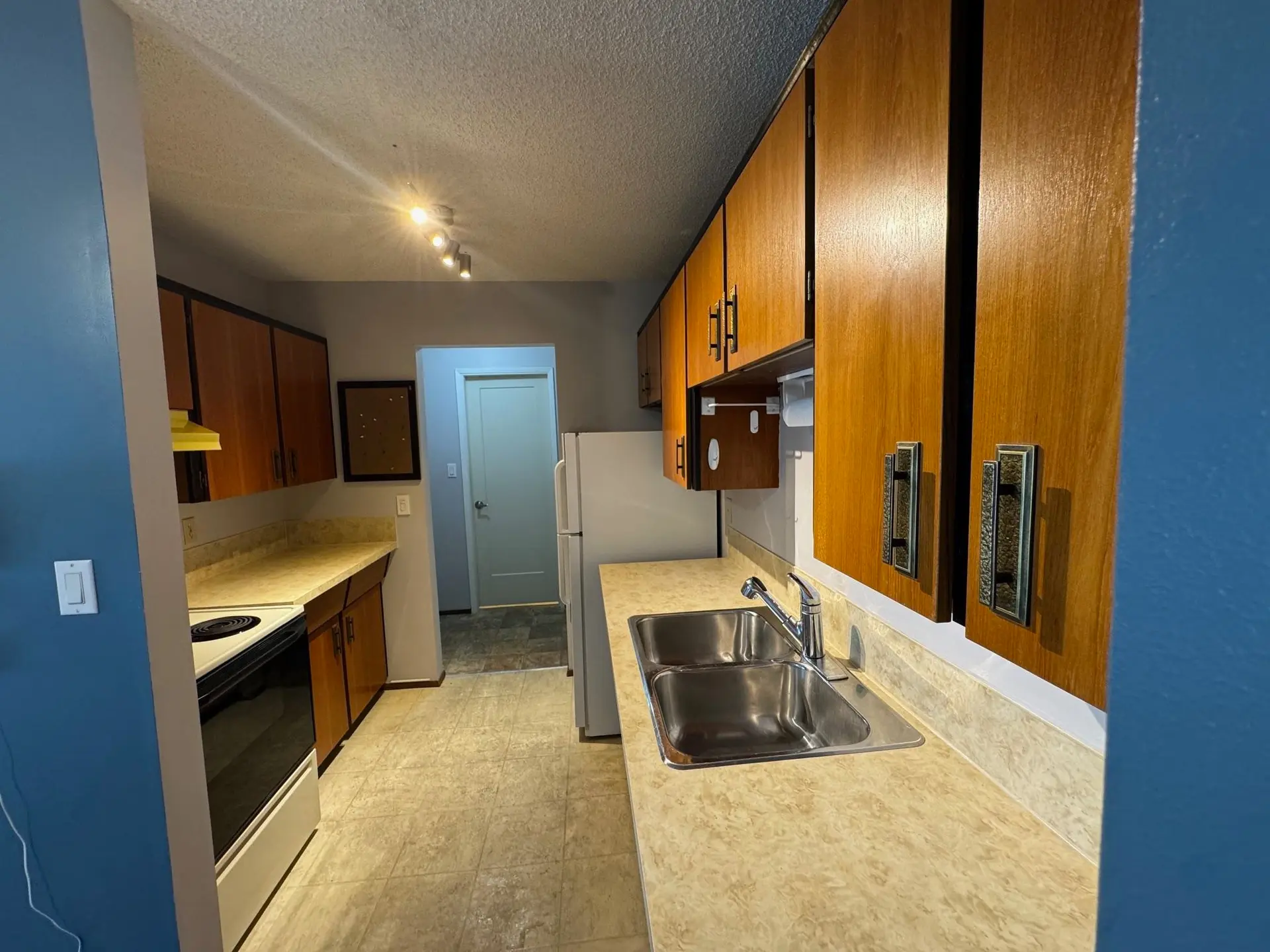#303 9080 Mary Street - Image 4