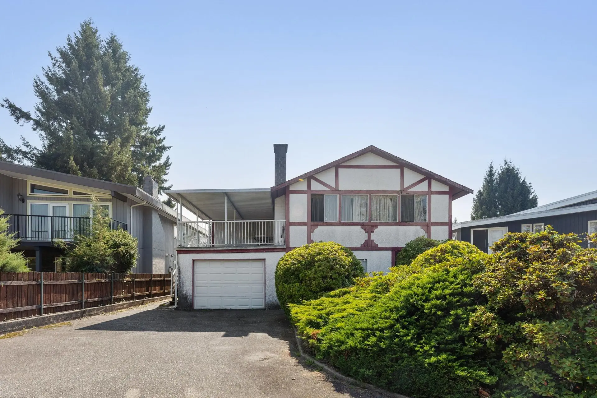 920 Everett Crescent - Image 2