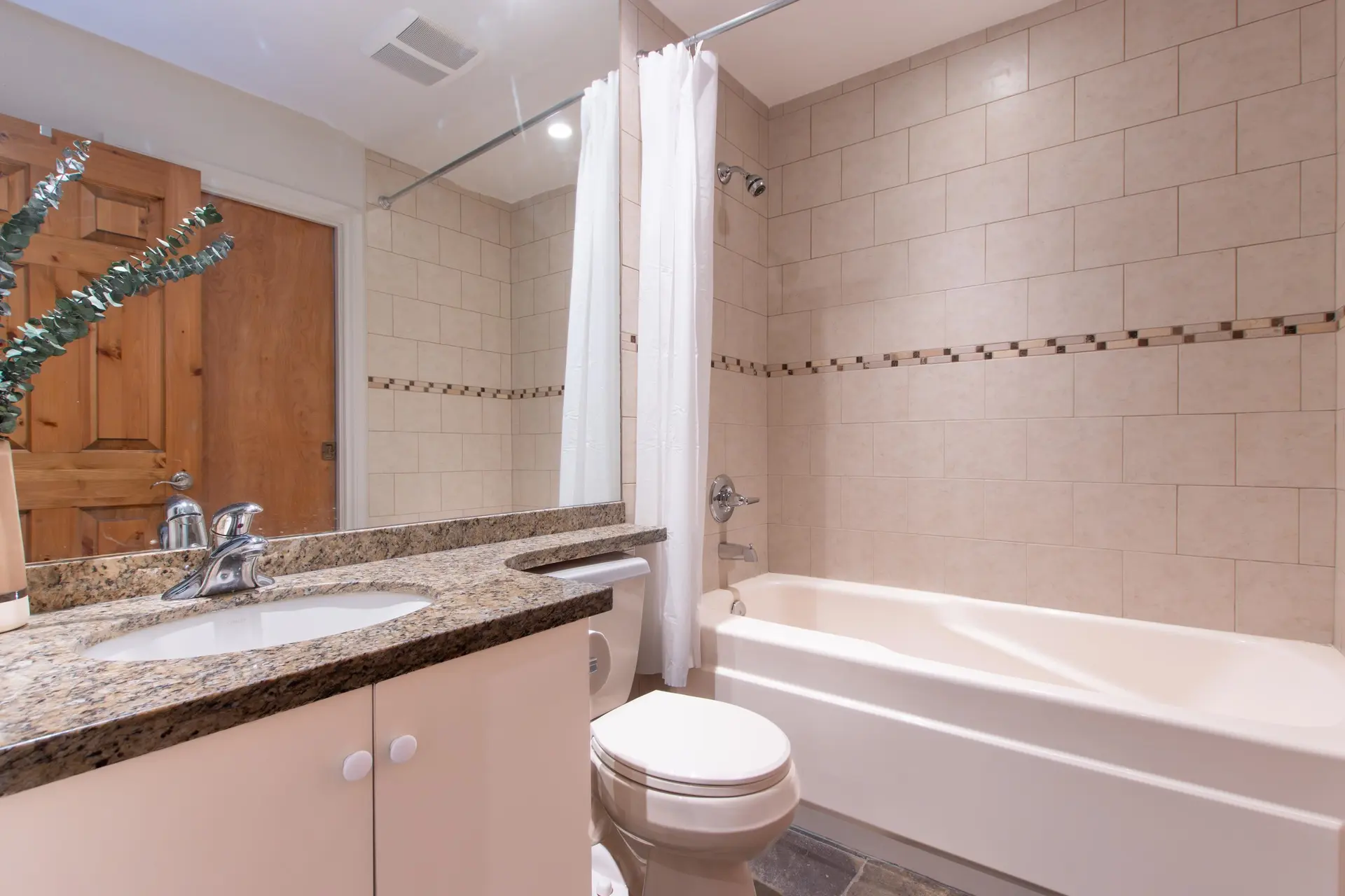 #302 3050 Hillcrest Drive - Image 12