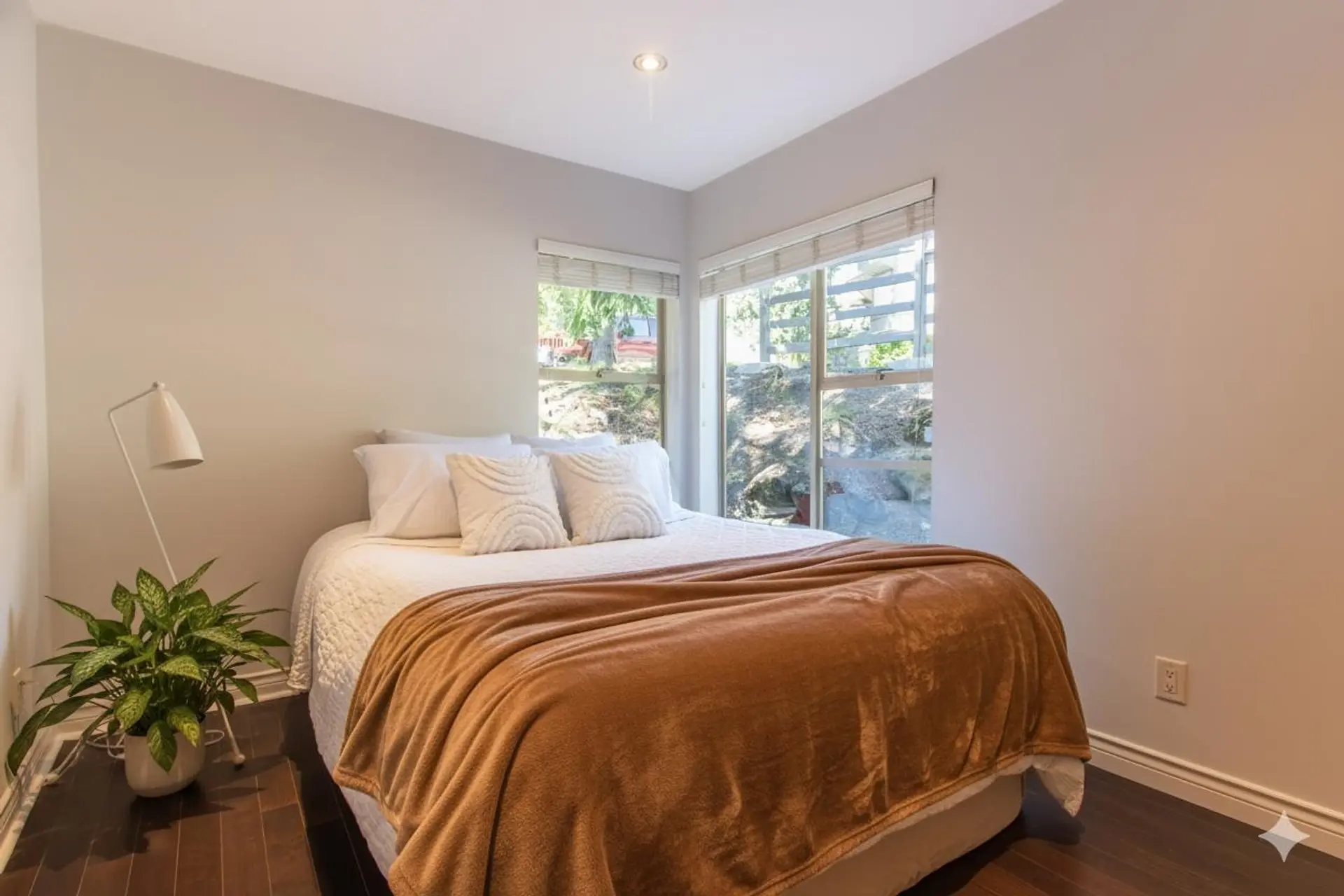 #302 3050 Hillcrest Drive - Image 11