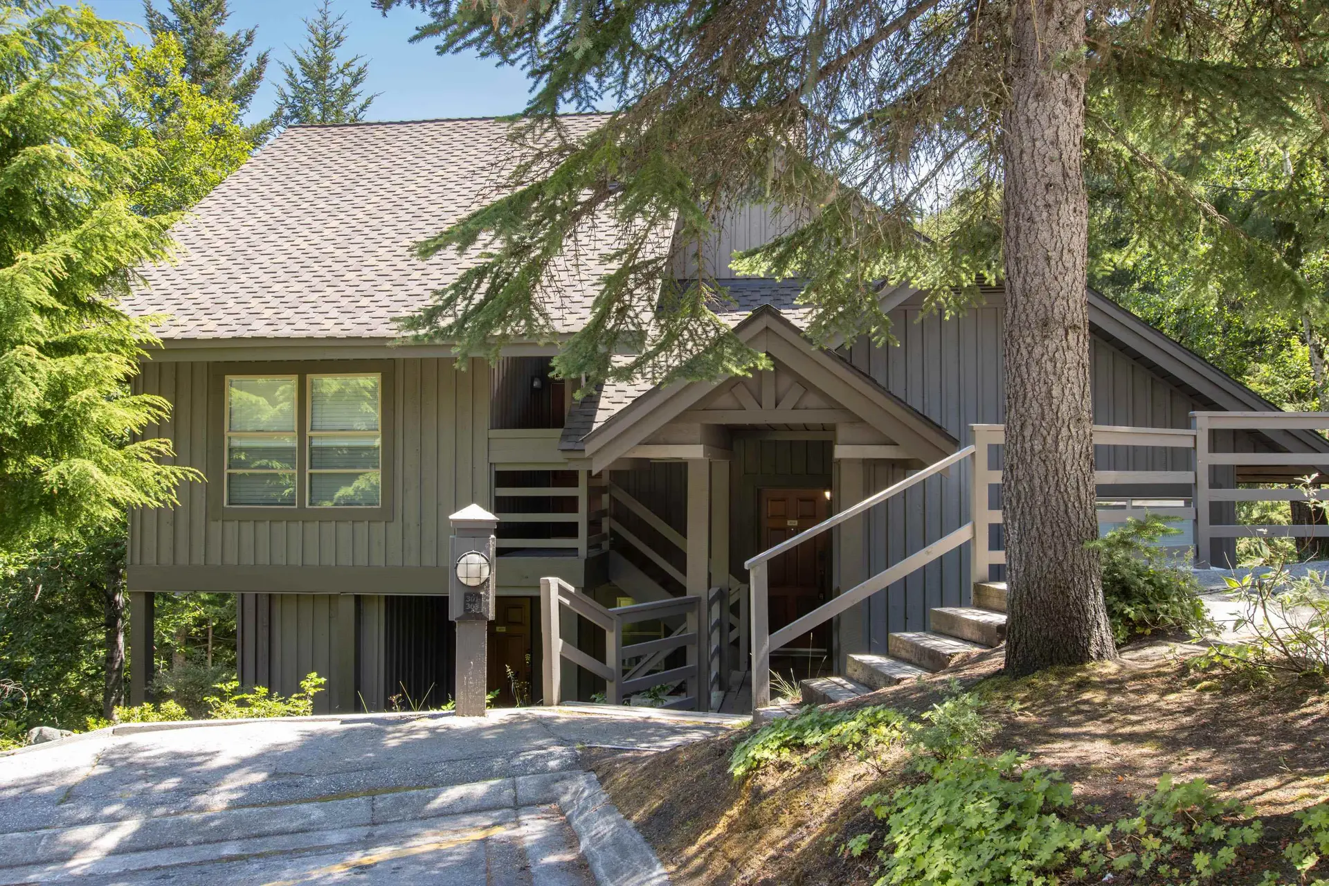 #302 3050 Hillcrest Drive - Image 4