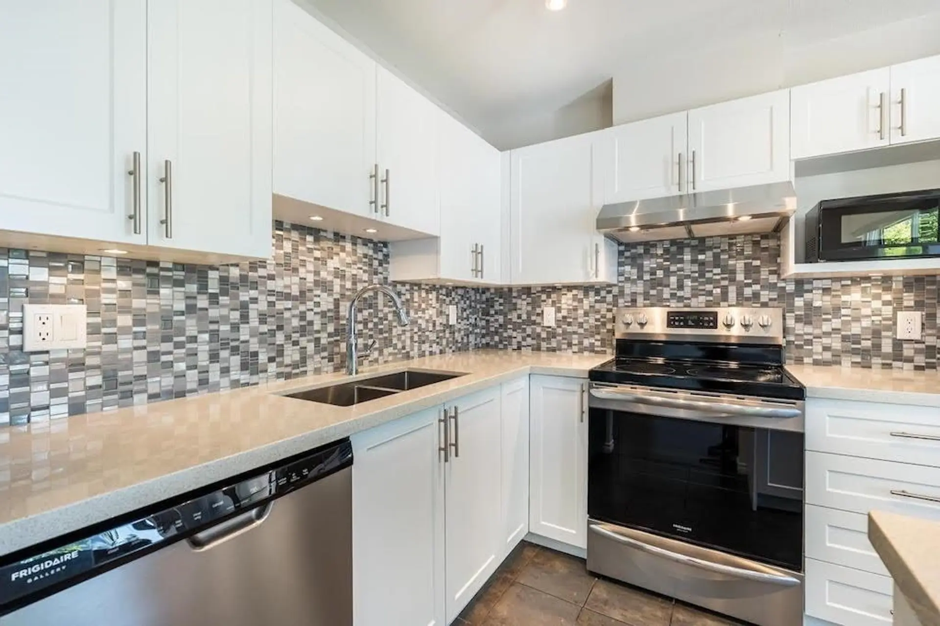 #102 135 Eleventh Street - Image 8