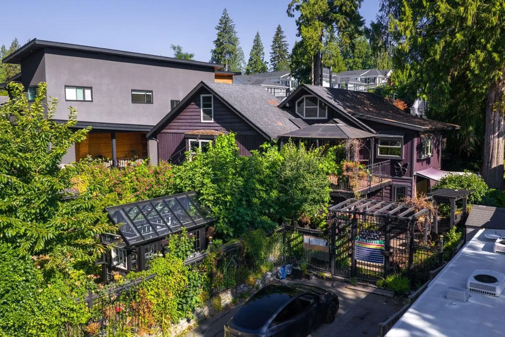 840 Victoria Drive - Image 2