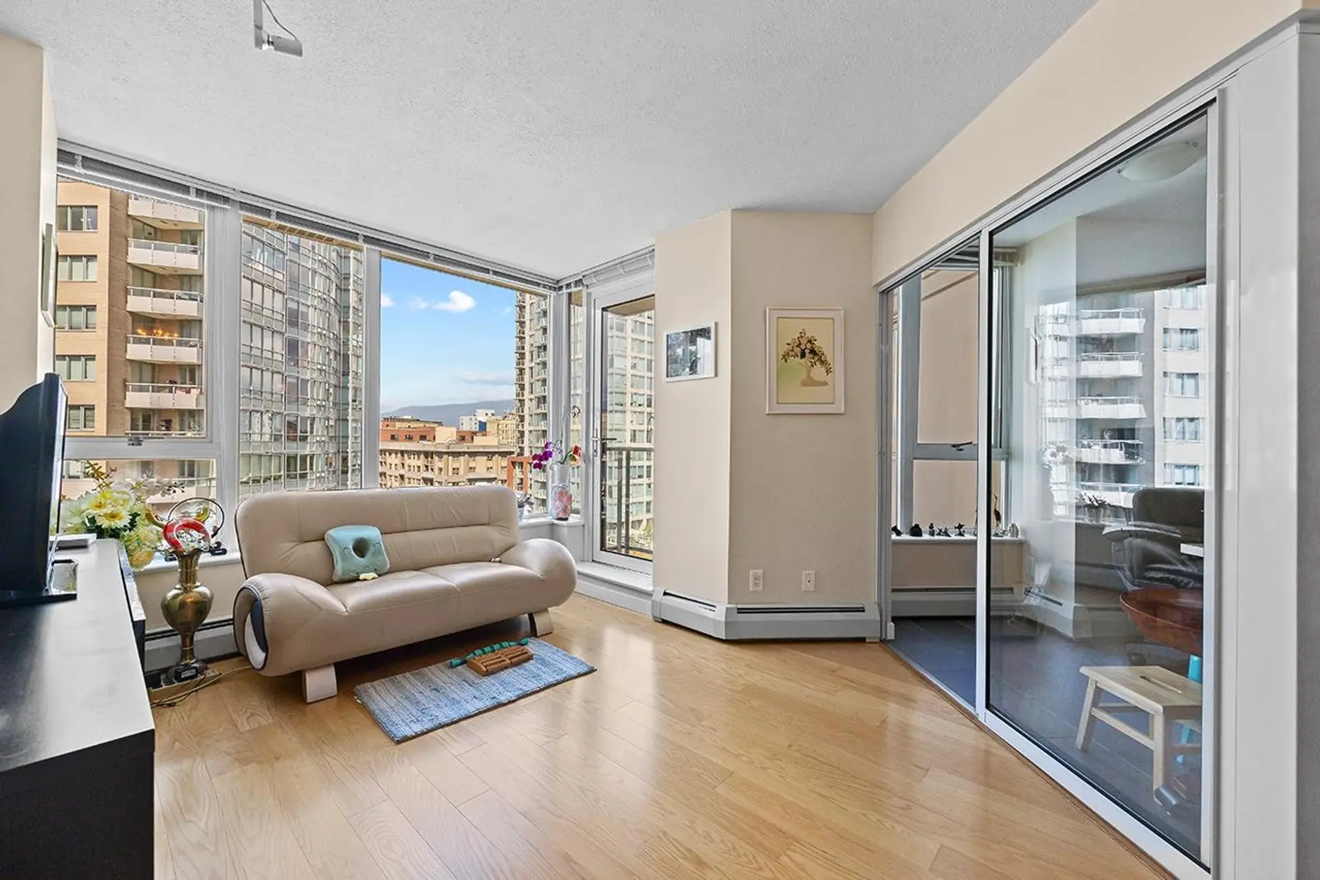 #907 58 Keefer Place - Image 6