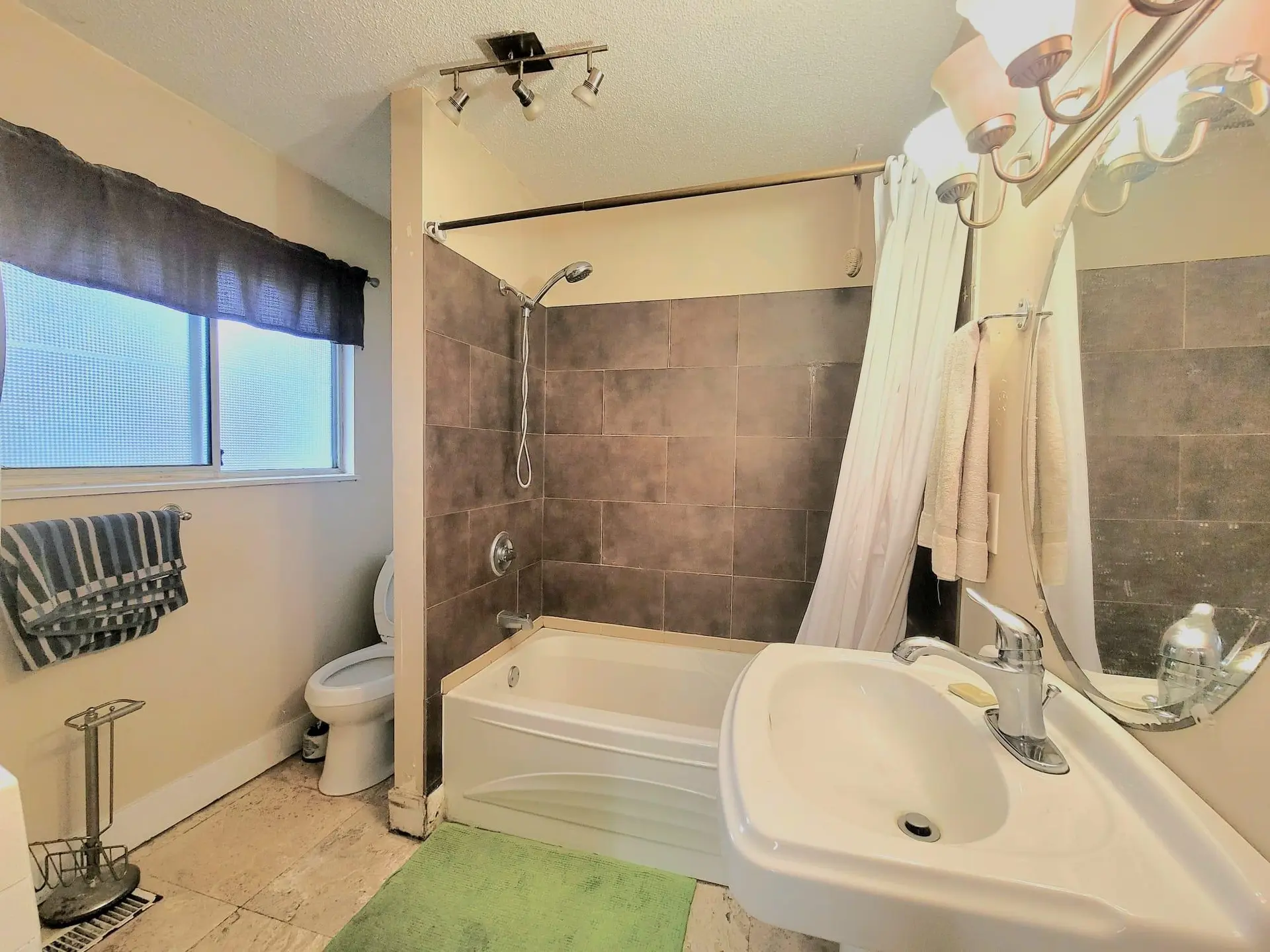 5685 Forest Street - Image 13