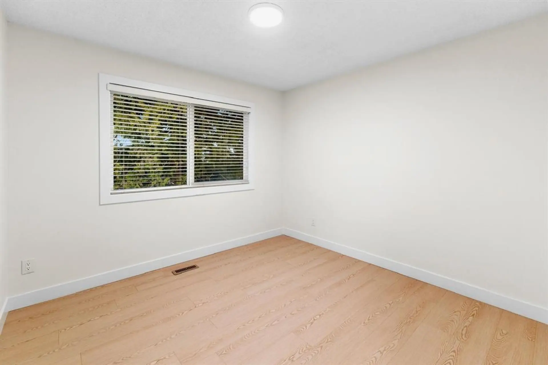 11633 87a Avenue - Image 13
