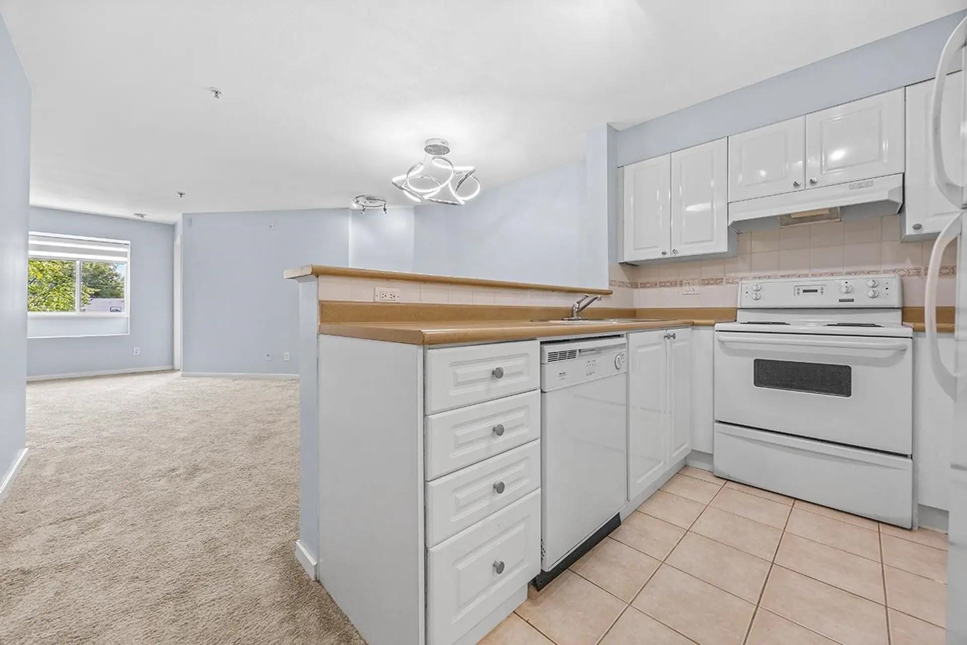 #211 868 Kingsway - Image 9