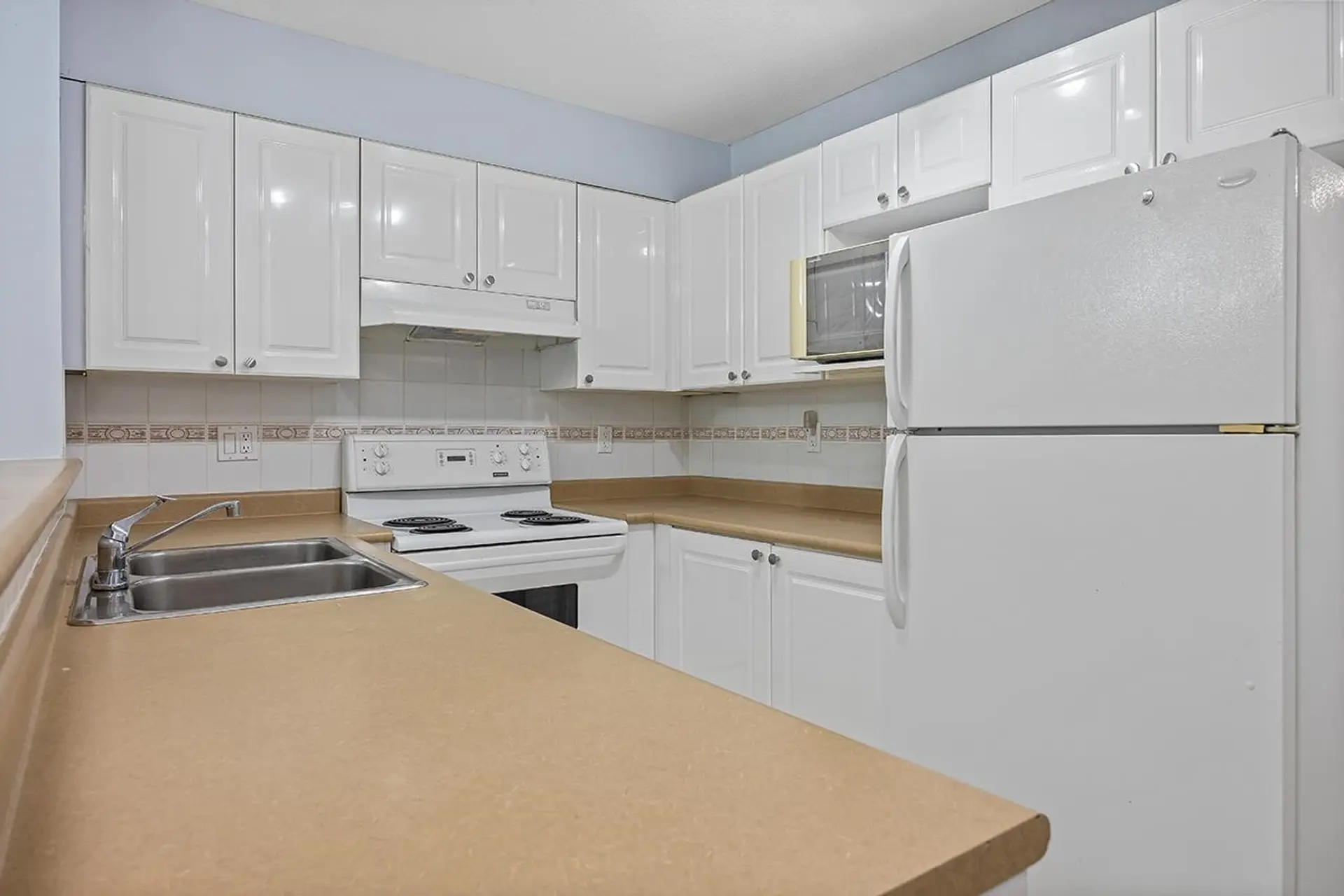 #211 868 Kingsway - Image 8