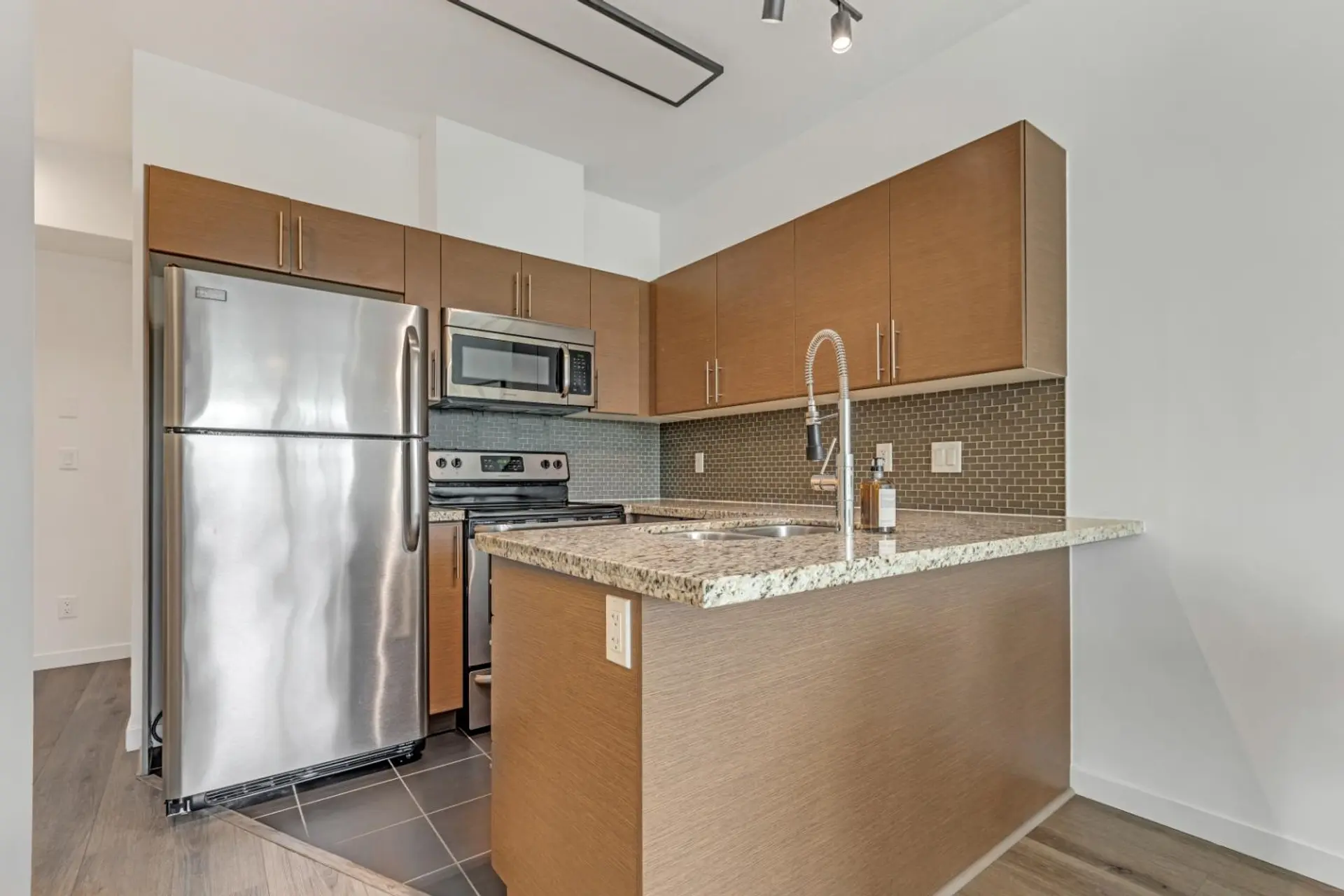 #207 2239 Kingsway - Image 9
