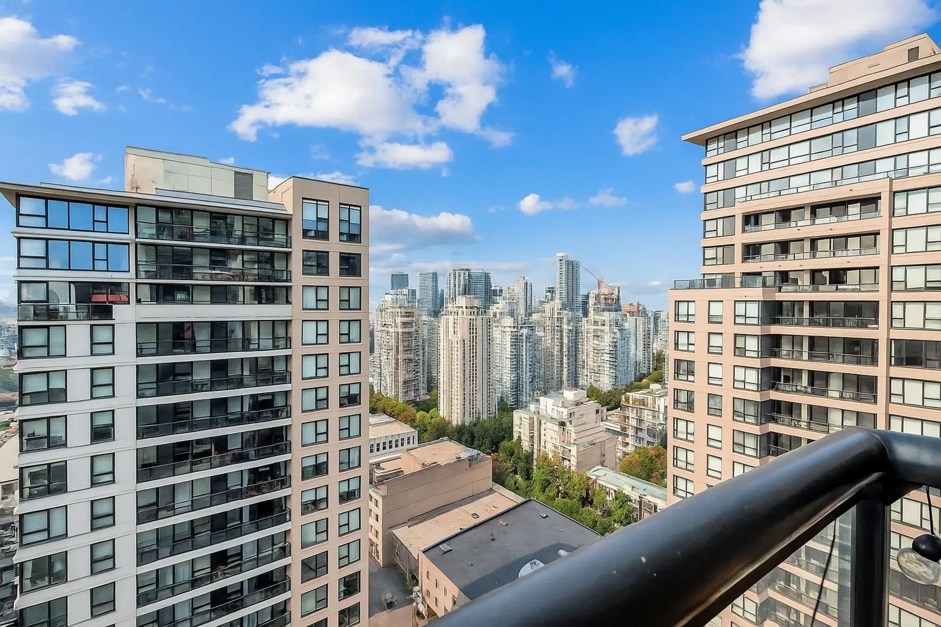 #2704 909 Mainland Street - Image 2