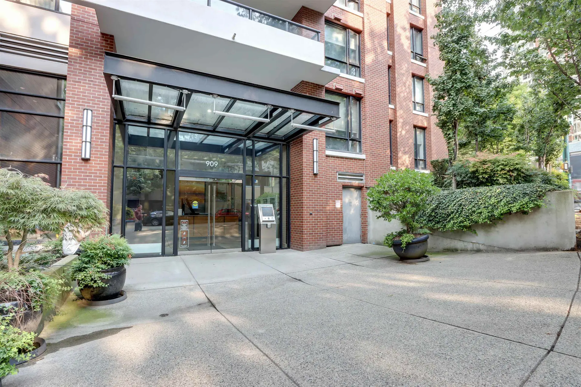 #2704 909 Mainland Street - Image 12