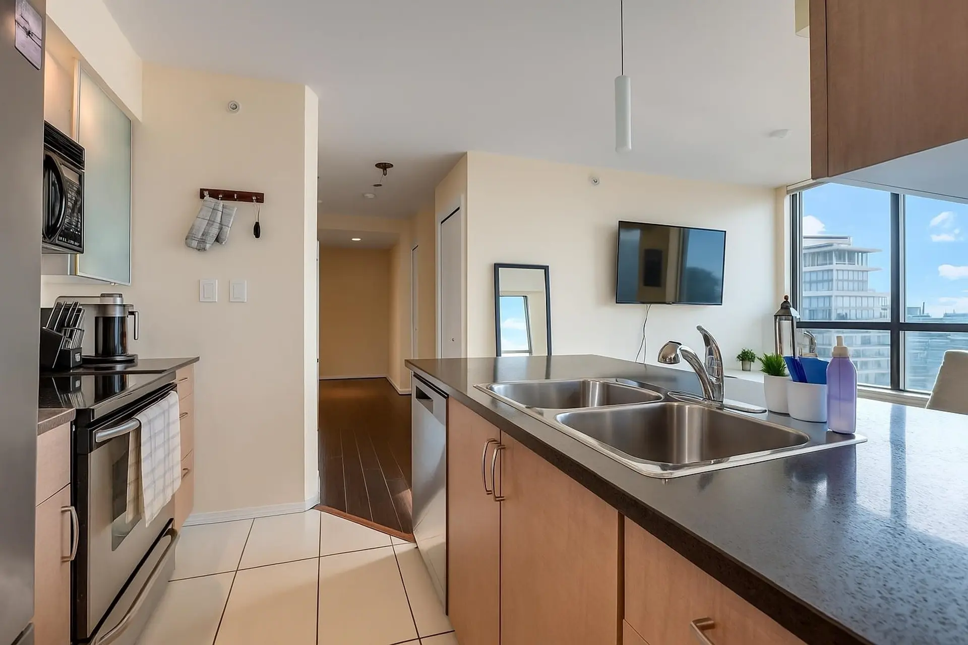 #2704 909 Mainland Street - Image 5